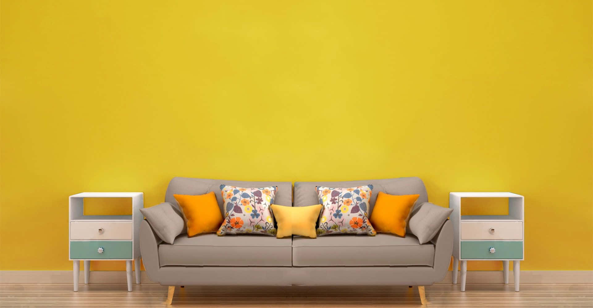 Furniture 桌布 壁紙 — 一張現代灰色沙發，配有花卉圖案和純黃色抱枕，居中放置在搶眼的黃色牆壁前，兩側各有一張粉彩色邊桌。
