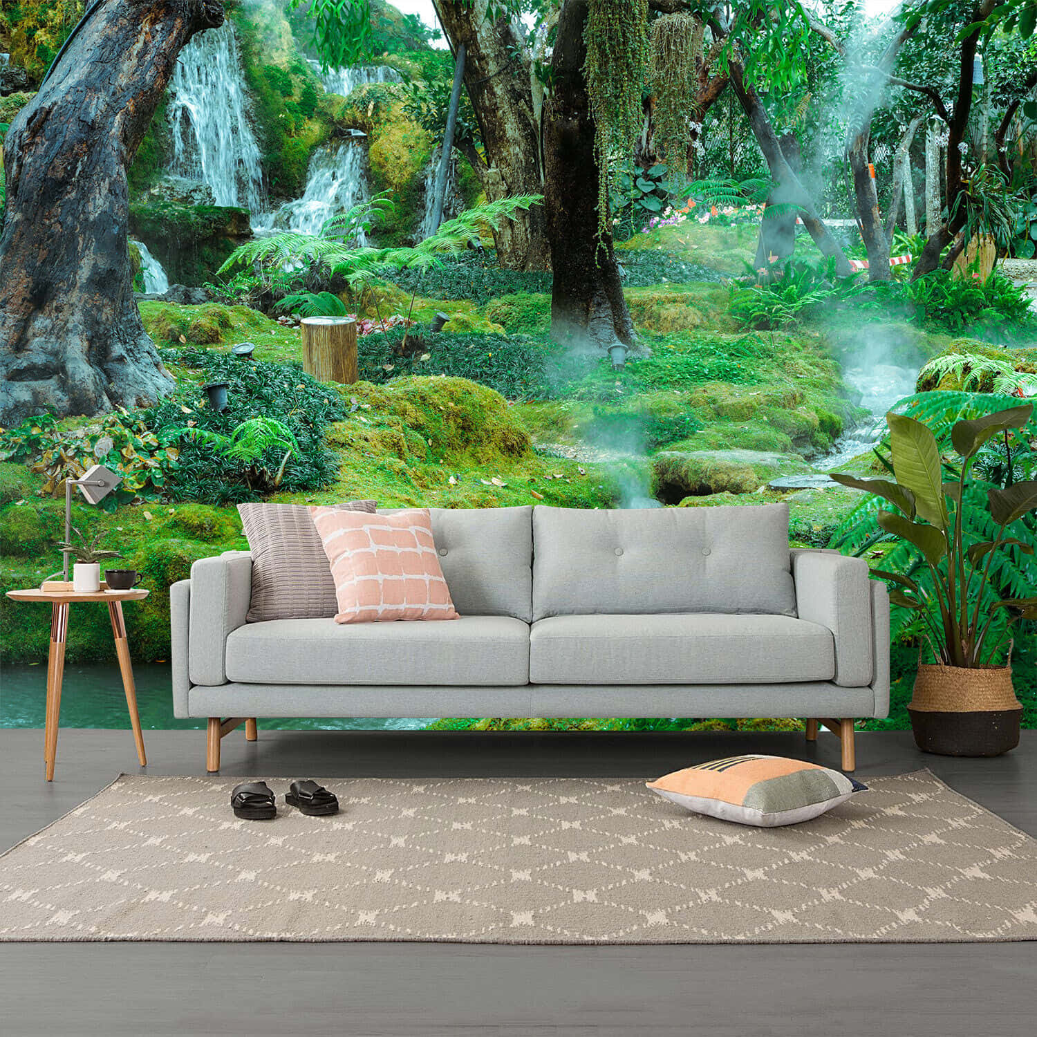3d Forest 桌布 壁紙 — 一張現代灰色沙發放在一個茂密叢林壁紙前，壁紙上有瀑布、長滿苔蘚的樹木和霧氣瀰漫的溪流。
