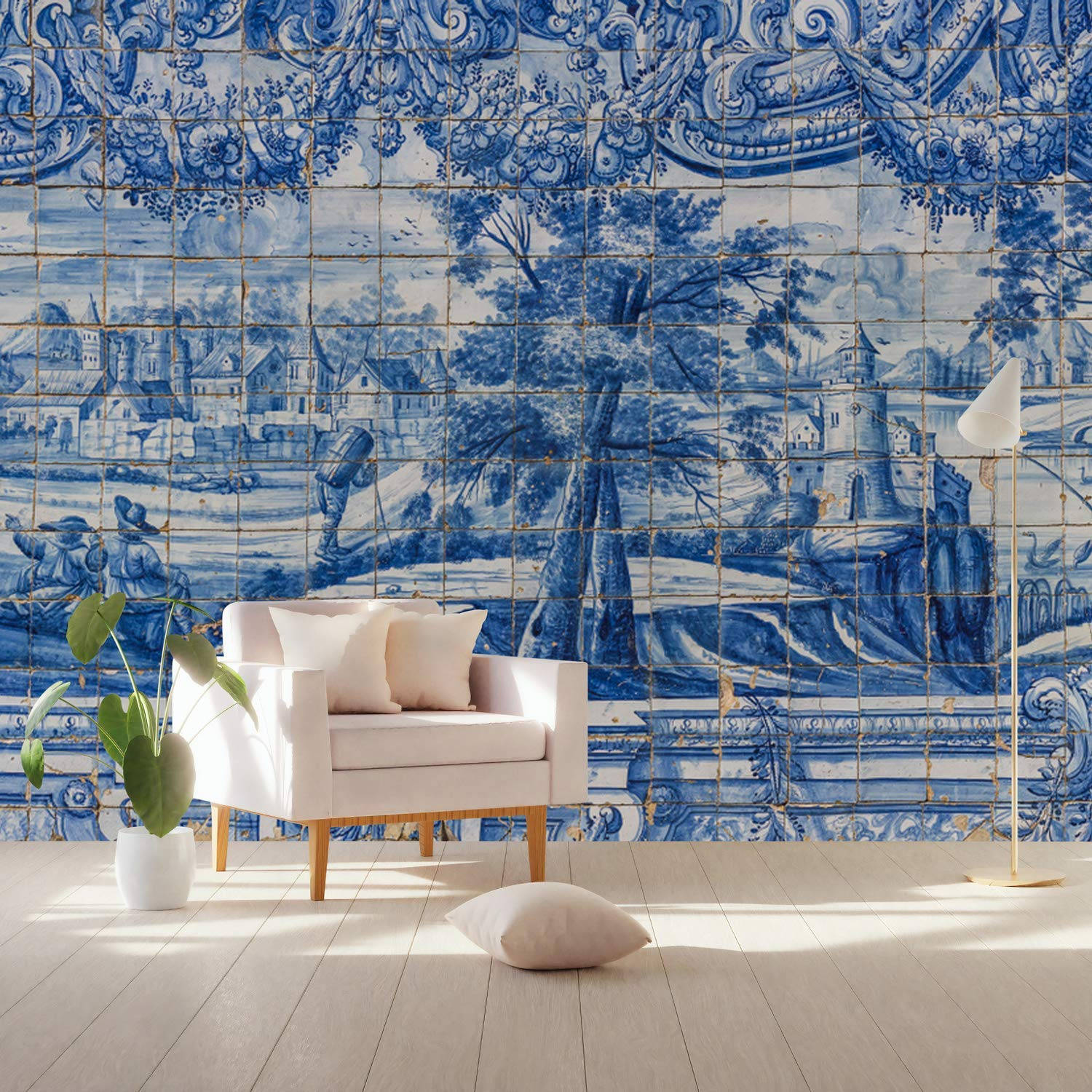 Chinoiserie 桌布 壁紙 — 一張現代白色扶手椅放在一幅大型藍白代爾夫特瓷磚壁畫前，描繪田園村莊景色。