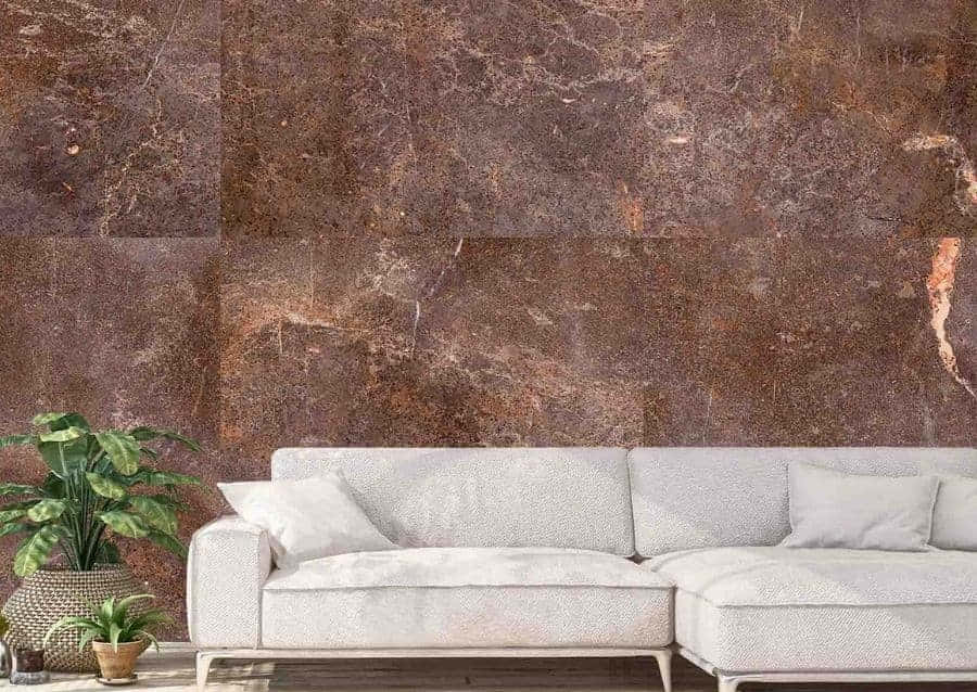 Brown Marble 桌布 壁紙 — 一張現代白色紋理沙發靠著帶有金色紋理的濃郁棕色大理石牆，附近有盆栽植物。