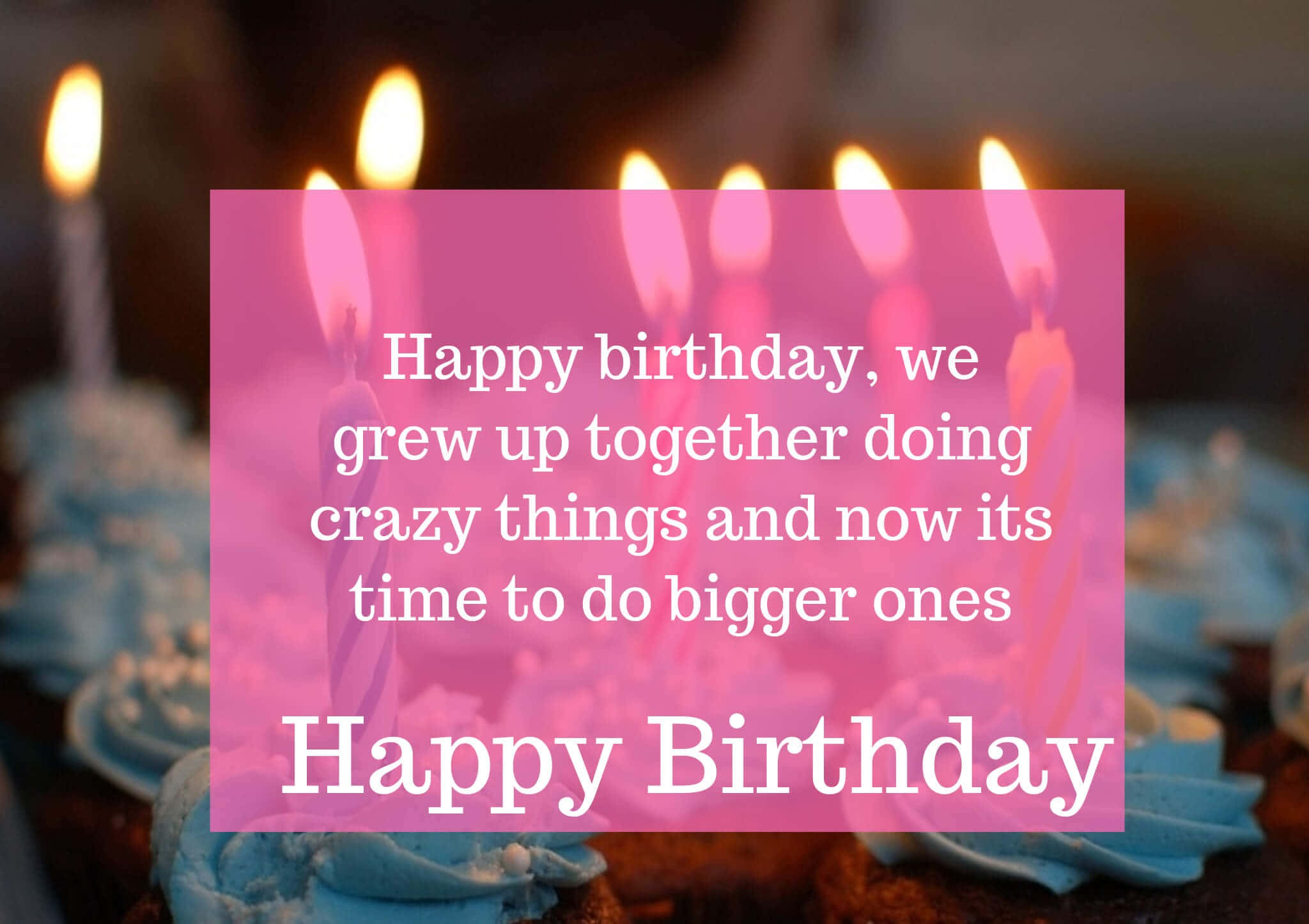 Birthday Wishes 桌布 壁紙 — 一張生日卡，發光的蠟燭和藍色杯子蛋糕後面有粉紅色覆蓋層和慶祝文字。