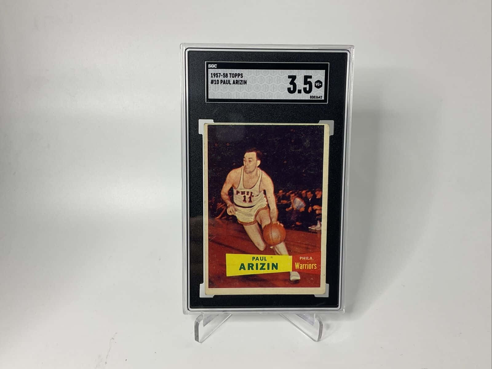 籃球 桌布 壁紙 — 一張由SGC評級為3.5的Paul Arizin復古1957-58 Topps籃球卡，展示在白色表面上的透明保護盒中。