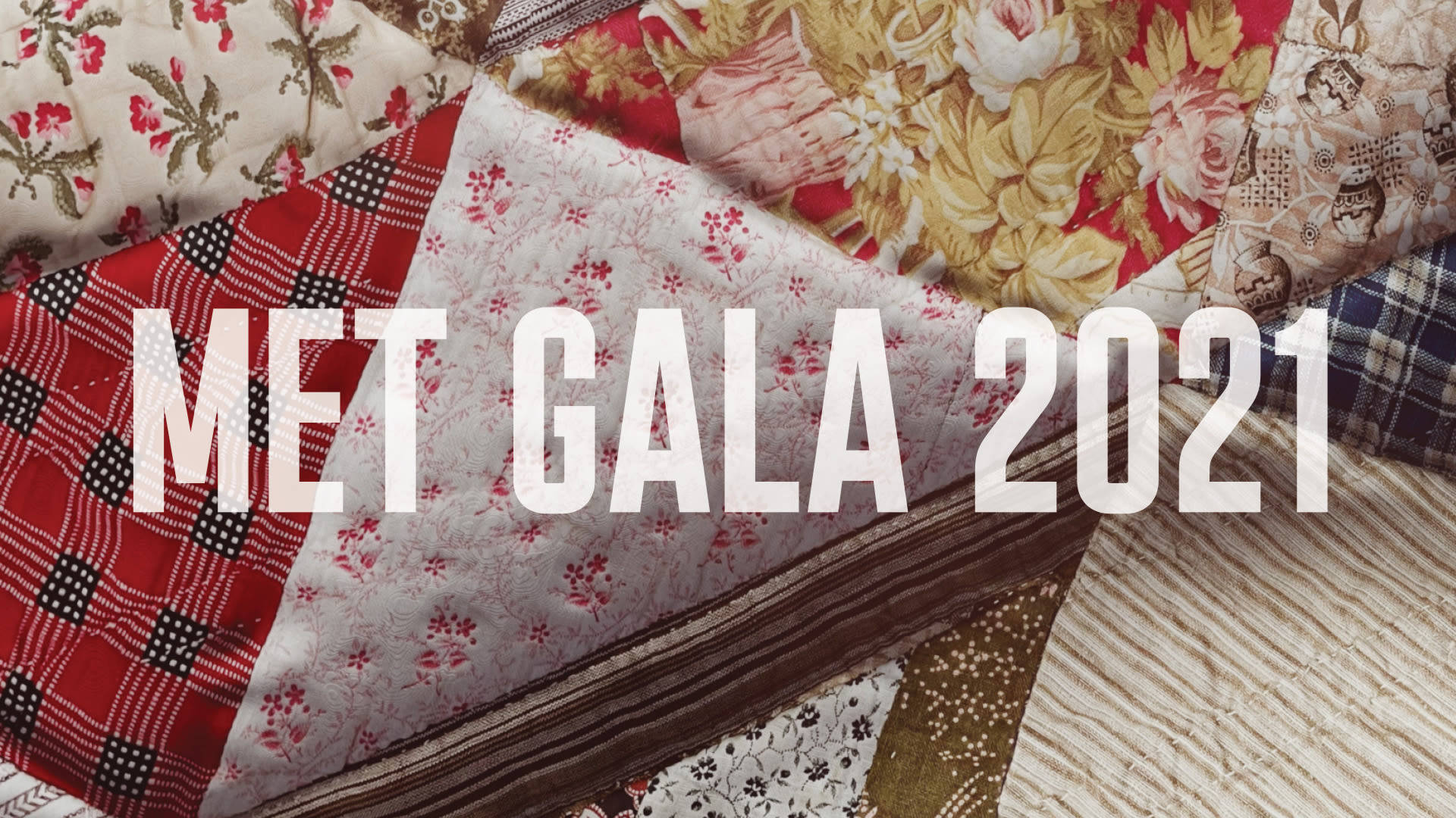 Gala 桌布 壁紙 — 一張由復古花卉和格子布料拼成的拼布被，帶有鮮明的紅色、奶油色和金色，上面覆蓋著白色文字 MET GALA 2021。