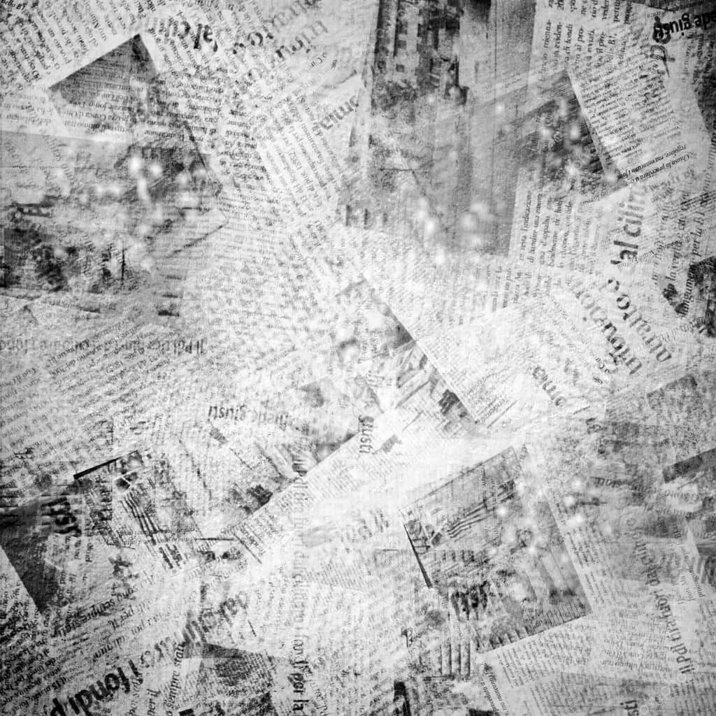 Newspaper 桌布 壁紙 — 一張由灰階碎片化報紙剪報組成的拼貼畫，形成帶有褪色文字和幽靈圖像的紋理分層背景。