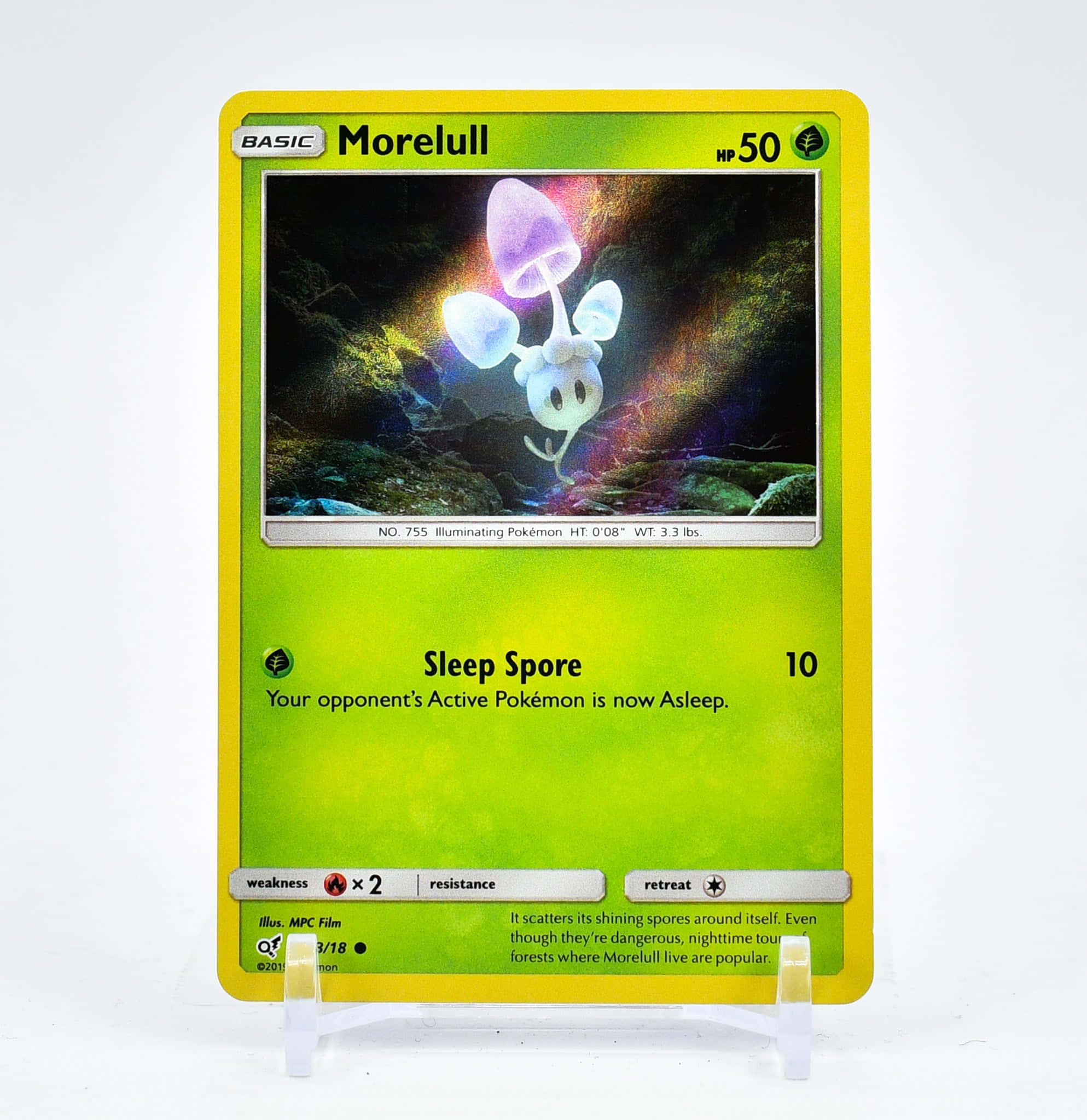 Pokemon Card 桌布 壁紙 — 一張發光的 Morelull 寶可夢卡，帶有紫色帽子和藍色孢子，站在白色展示架上，背景為純色。