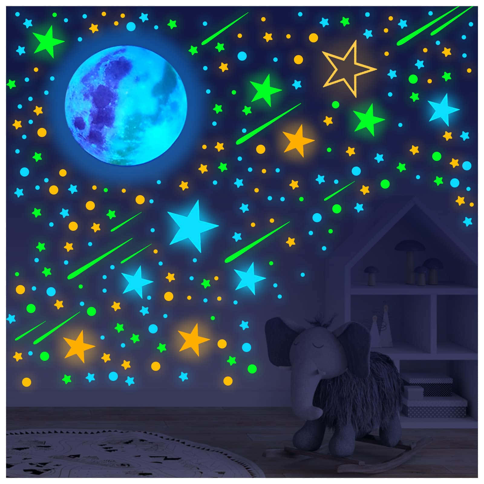高清 桌布 壁紙 — 一張發光的夜空壁紙，帶有藍色月亮、星星和流星，照亮了附近有毛絨大象搖馬的兒童房。