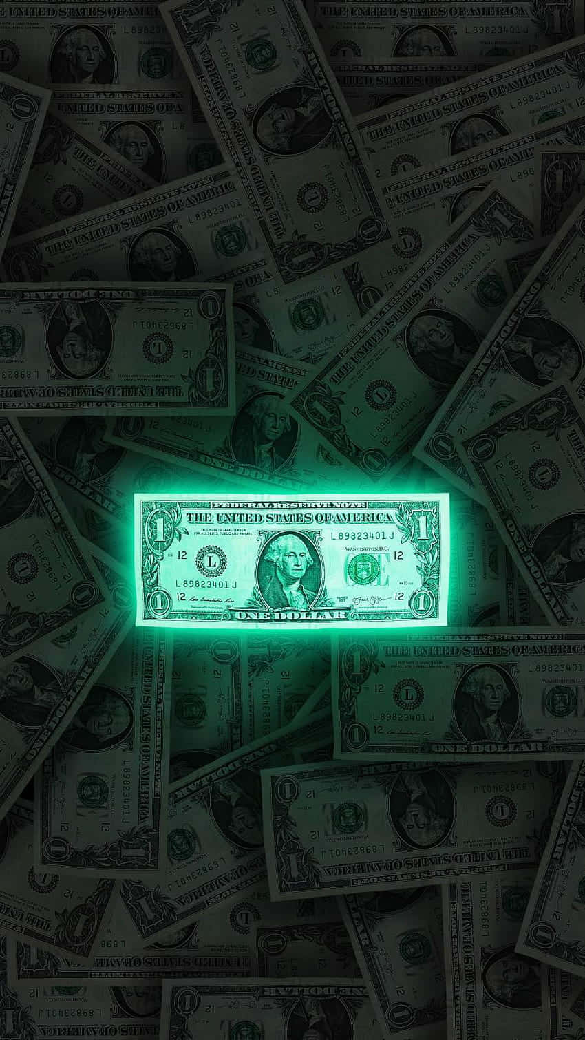 dollar 桌布 壁紙 — 一張發光的綠色一美元鈔票在散落的美國貨幣的黑暗海洋中閃閃發光。