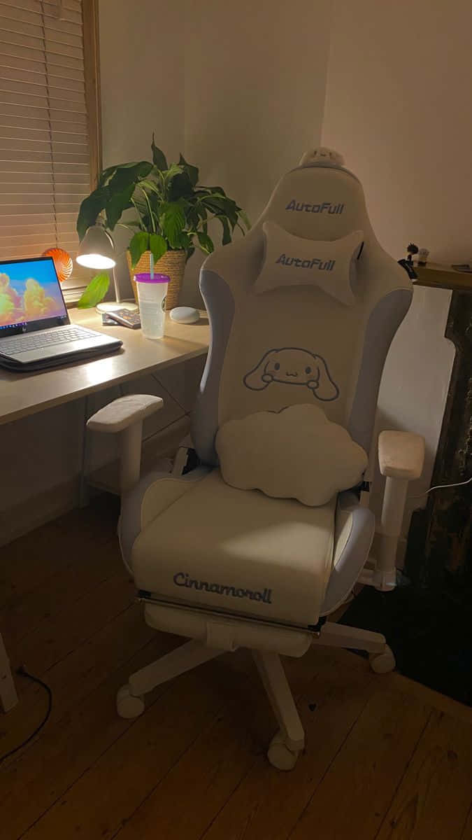 Gaming Chairs 桌布 壁紙 — 一張白色Cinnamoroll設計的電競椅，放置在設有木地板和桌上放有筆記型電腦的舒適居家辦公室中。