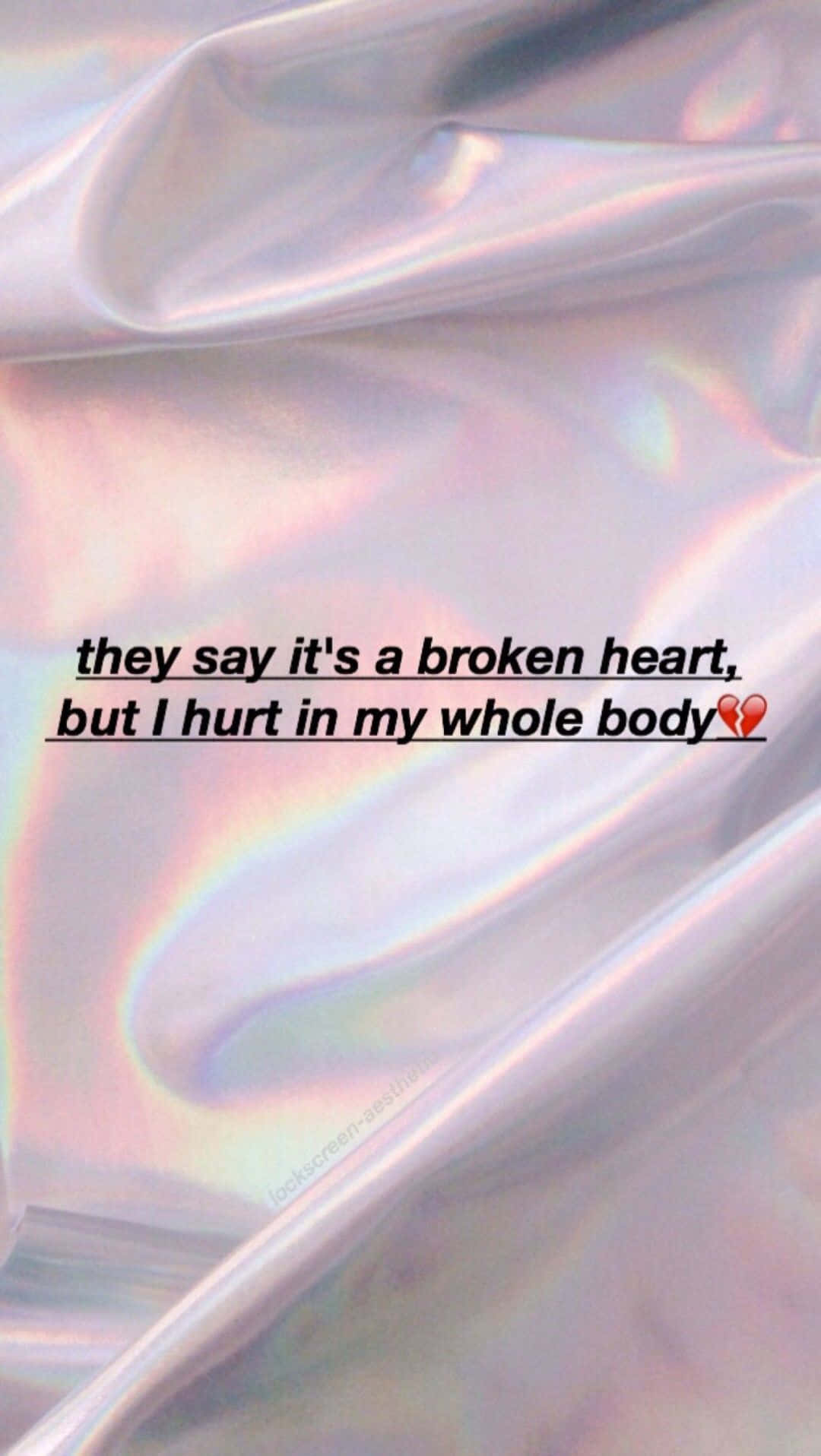 一張白色全息材質的紙張，上面寫著「他們說這是心碎，但我全身都在痛」 壁紙