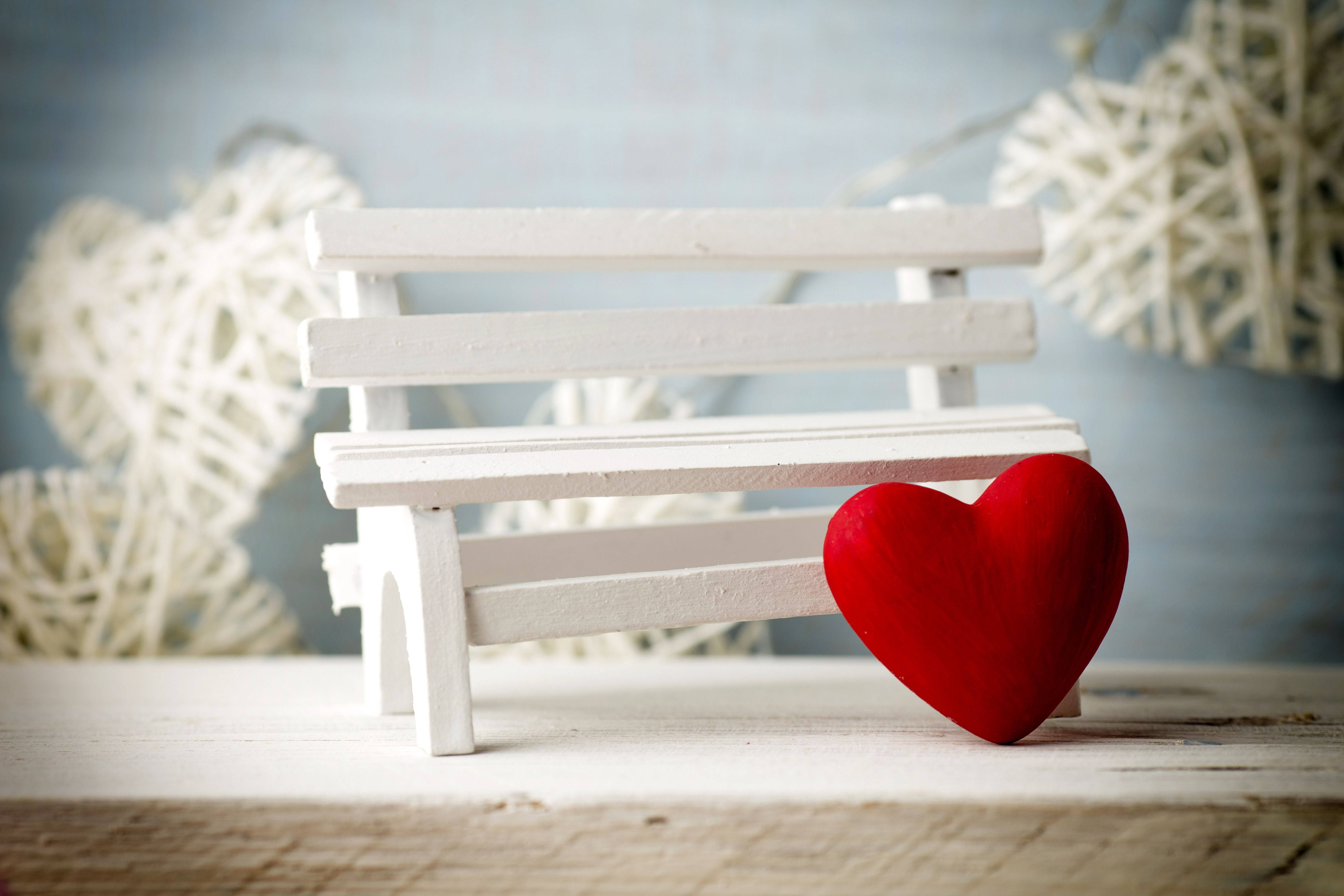 Love Heart 桌布 壁紙 — 一張白色小木凳上放著一個鮮紅色的心形，背景是柔和的藍色，帶有白色心形裝飾。