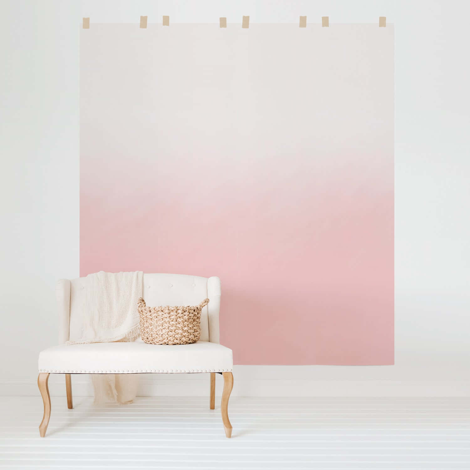Pink Wall 桌布 壁紙 — 一張白色扶手椅搭配編織籃和針織毛毯，放在掛在白色牆上的大型粉紅色漸層壁紙前。