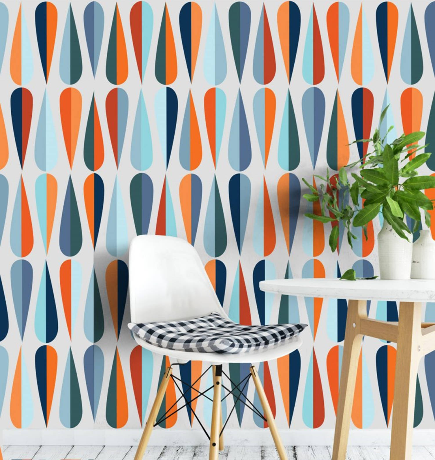 Interior Design 桌布 壁紙 — 一張白色現代椅子配格子坐墊，放在充滿活力的復古壁紙前，壁紙上有橙色、藍色和藍綠色的淚滴形圖案。