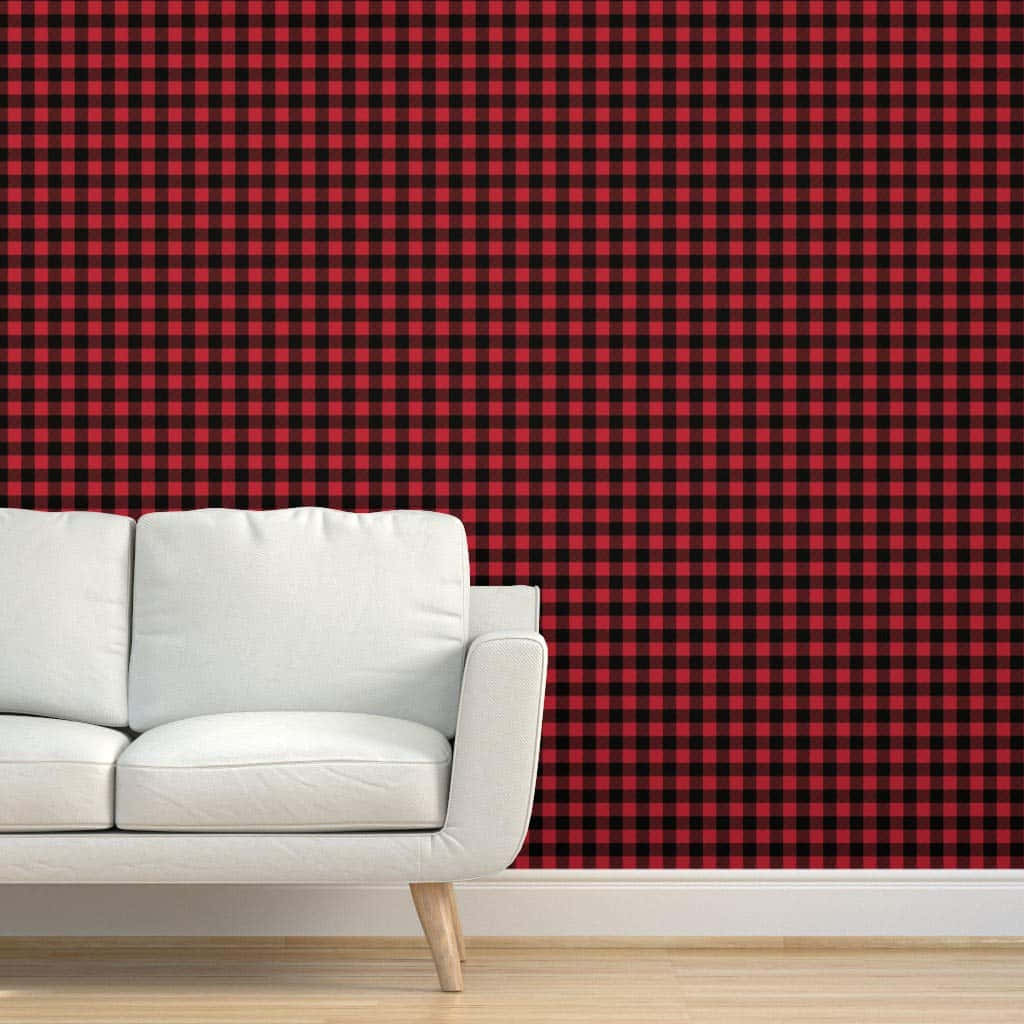 Black And Red Plaid 桌布 壁紙 — 一張白色現代沙發靠在搶眼的紅黑 buffalo check 壁紙前，營造出極簡風格室內設計。