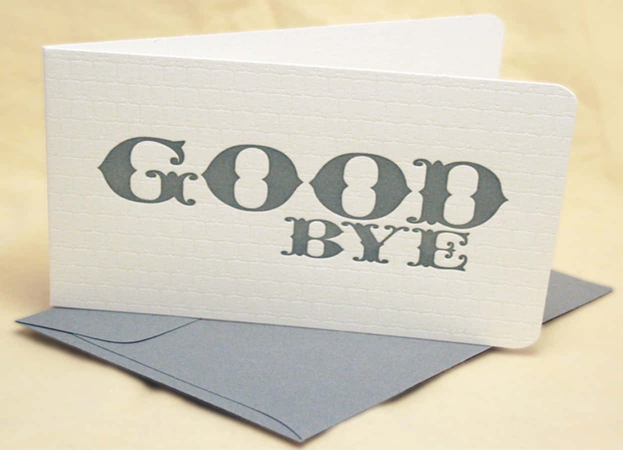 Goodbye 桌布 壁紙 — 一張白色紋理卡片，上面用灰色華麗字體寫著「GOOD BYE」，放在灰色信封上，背景是柔和的米色。
