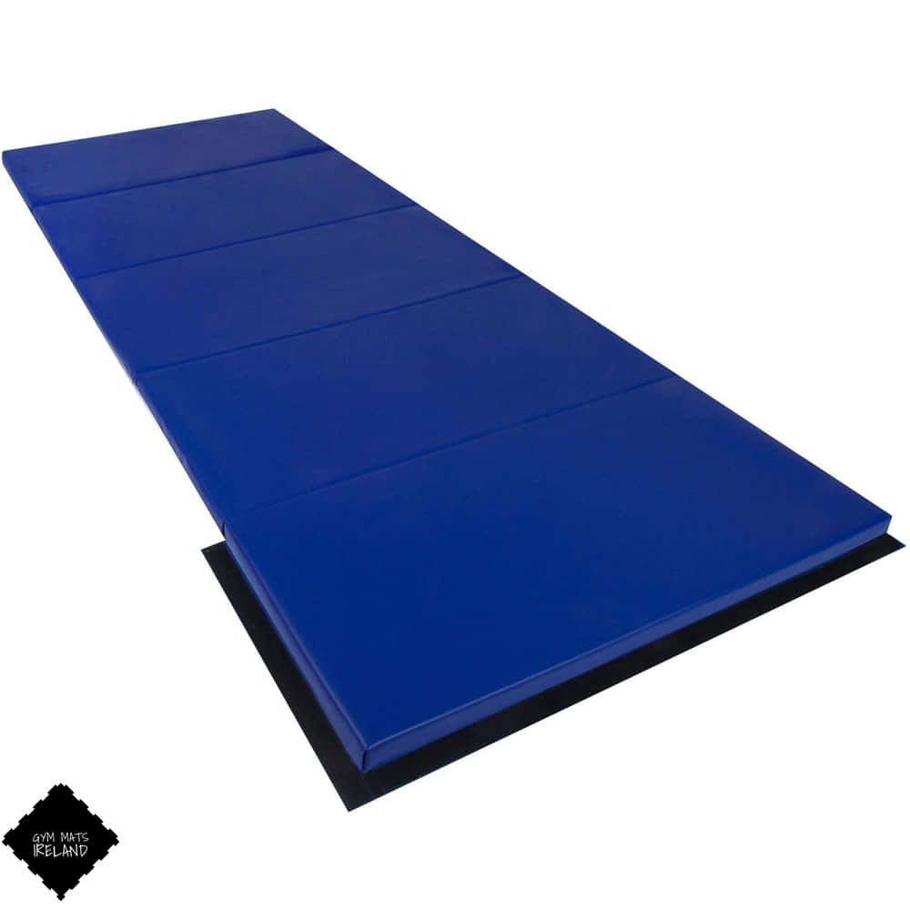 Gymnastics Mat 桌布 壁紙 — 一張皇家藍色可折疊體操墊，帶有黑色邊緣，展示在乾淨的白色背景上。