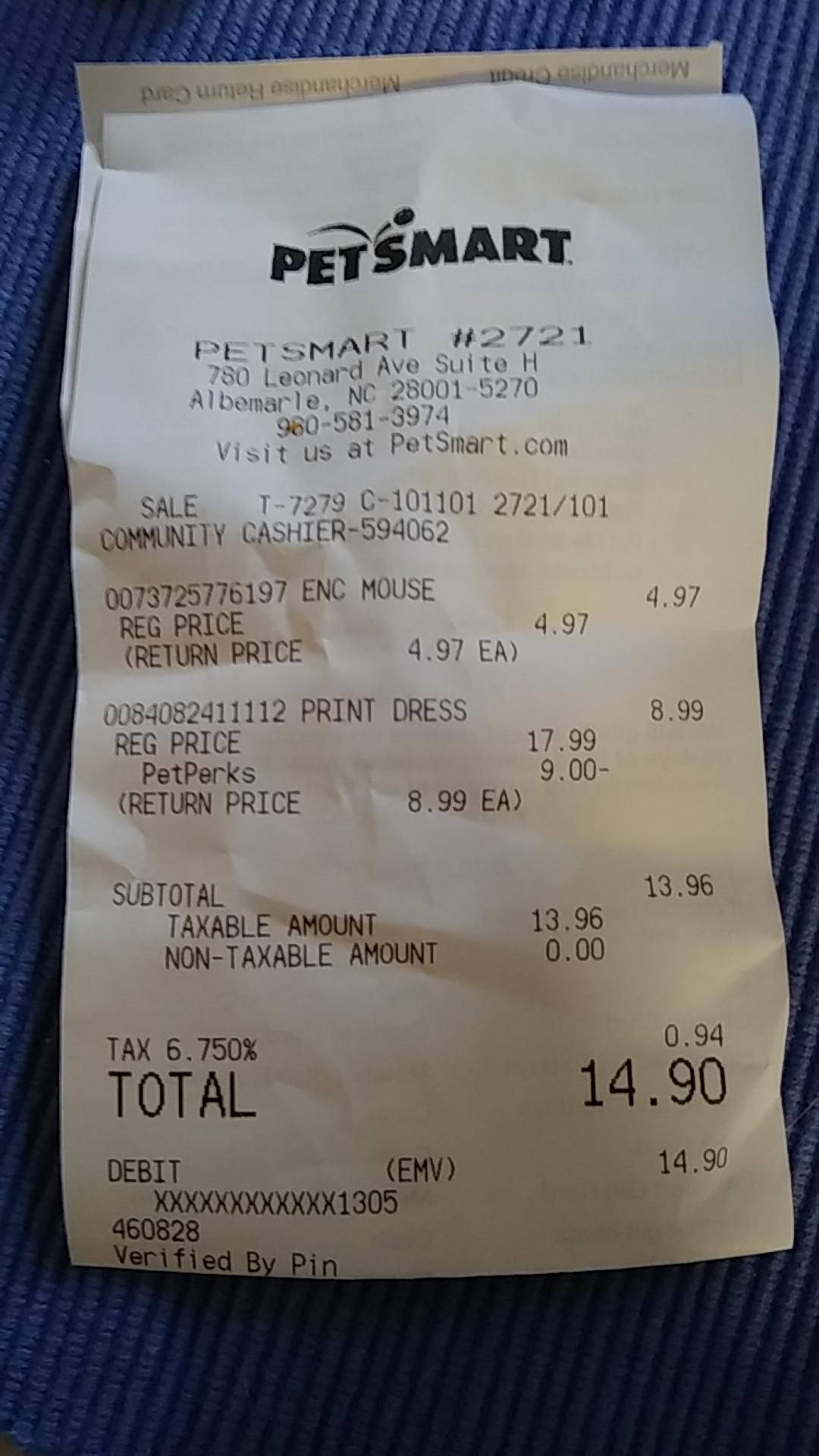 PetSmart 收據顯示退貨商品和藍色布料上的總費用。 — 寵物動圖 壁紙