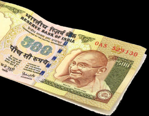 Indian Money 桌布 壁紙 — 一張皺巴巴的印度500盧比紙幣，上面有聖雄甘地，背景是純黑色。