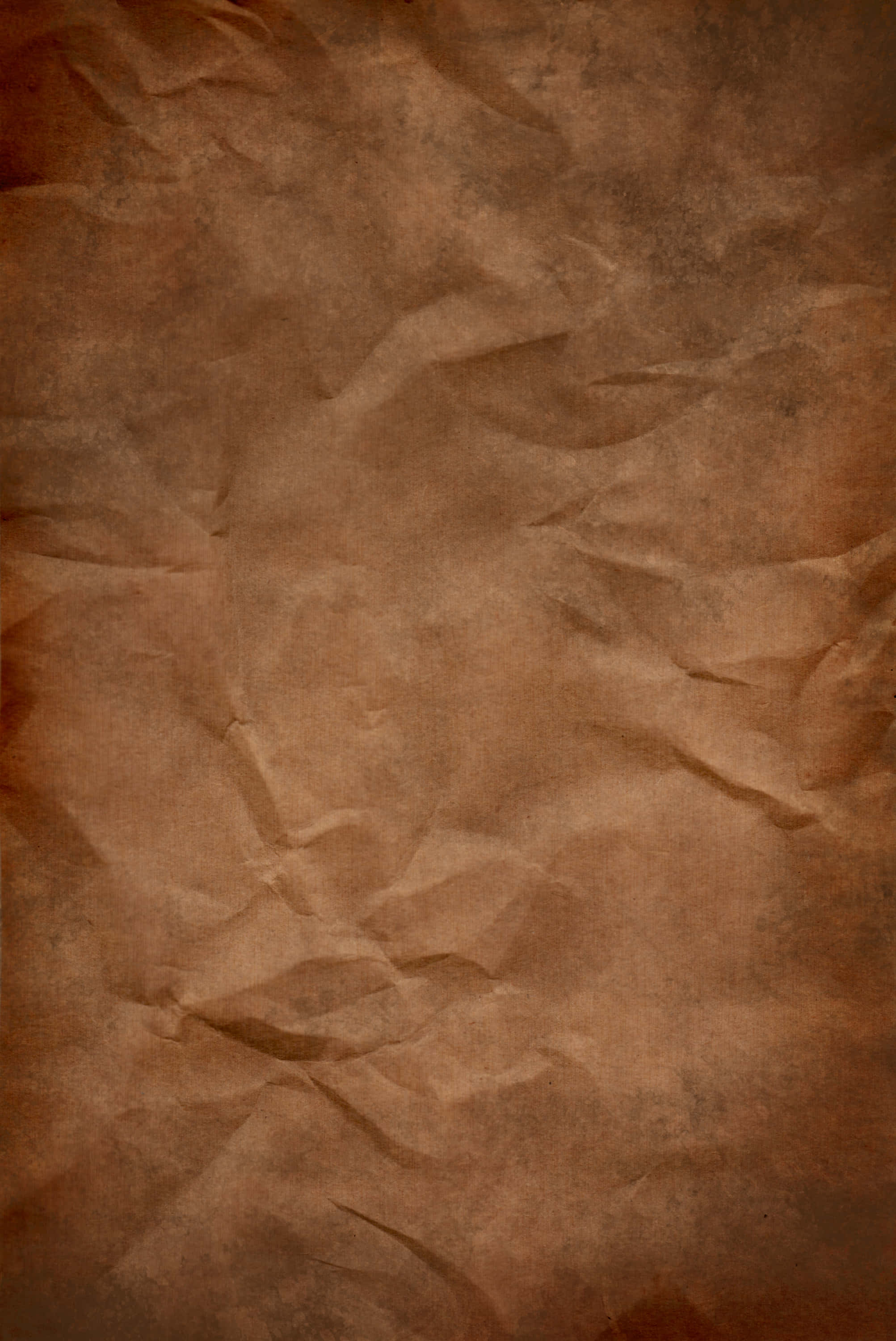 Old Paper 桌布 壁紙 — 一張皺巴巴的棕色紙張特寫，帶有紋理摺痕和微妙的色調變化。
