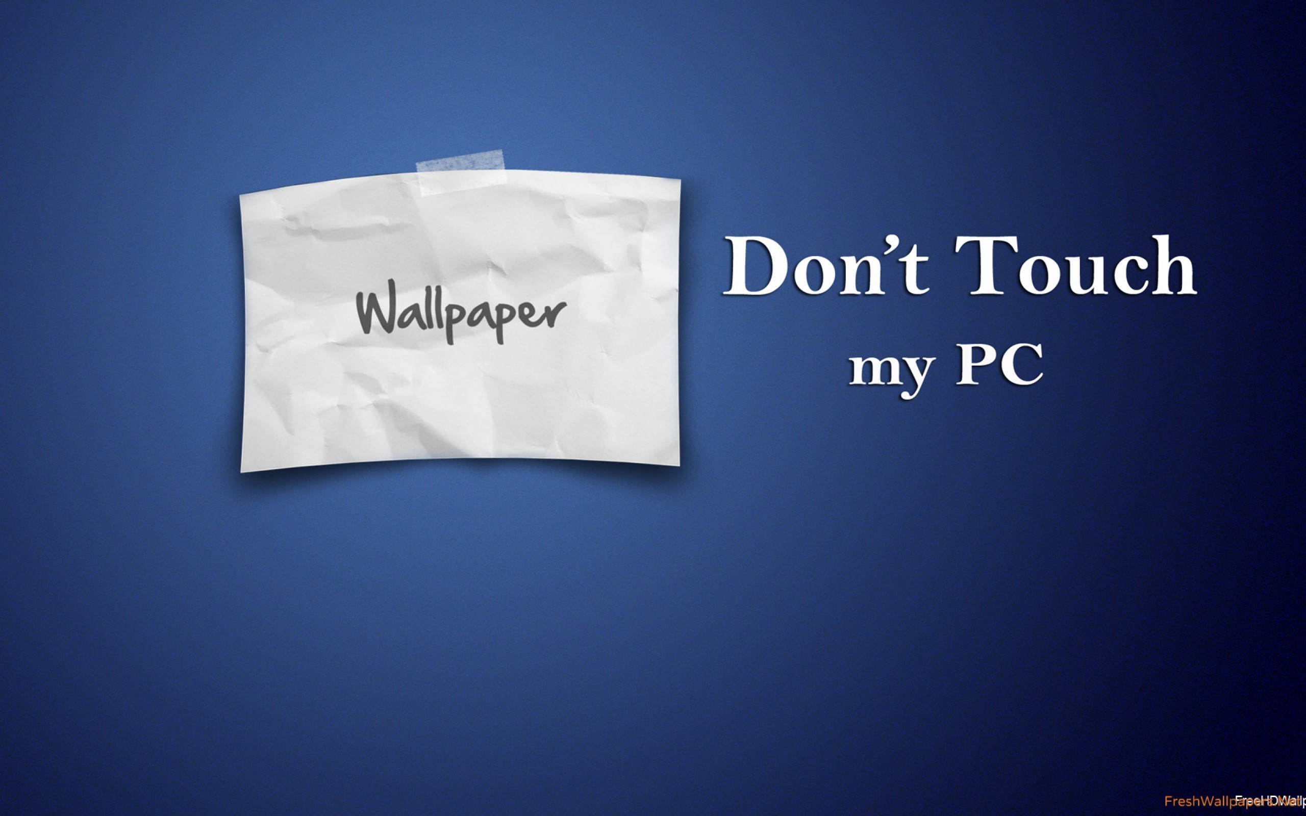 Dont Touch My Computer 桌布 壁紙 — 一張皺巴巴的白色便條貼在藍色背景上，寫著「Wallpaper」，而粗體文字說「不要碰我的電腦」。