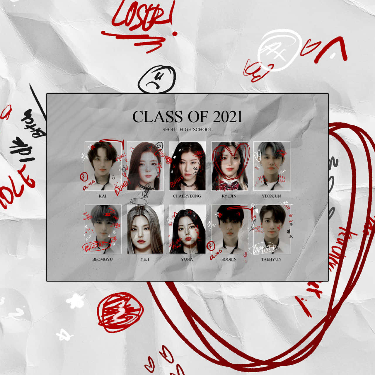 Class Of 2021 桌布 壁紙 — 一張皺巴巴的紙拼貼畫，上面有十位年輕K-pop偶像的肖像，標有「Class of 2021 Seoul High School」，周圍有紅色塗鴉和圖畫。