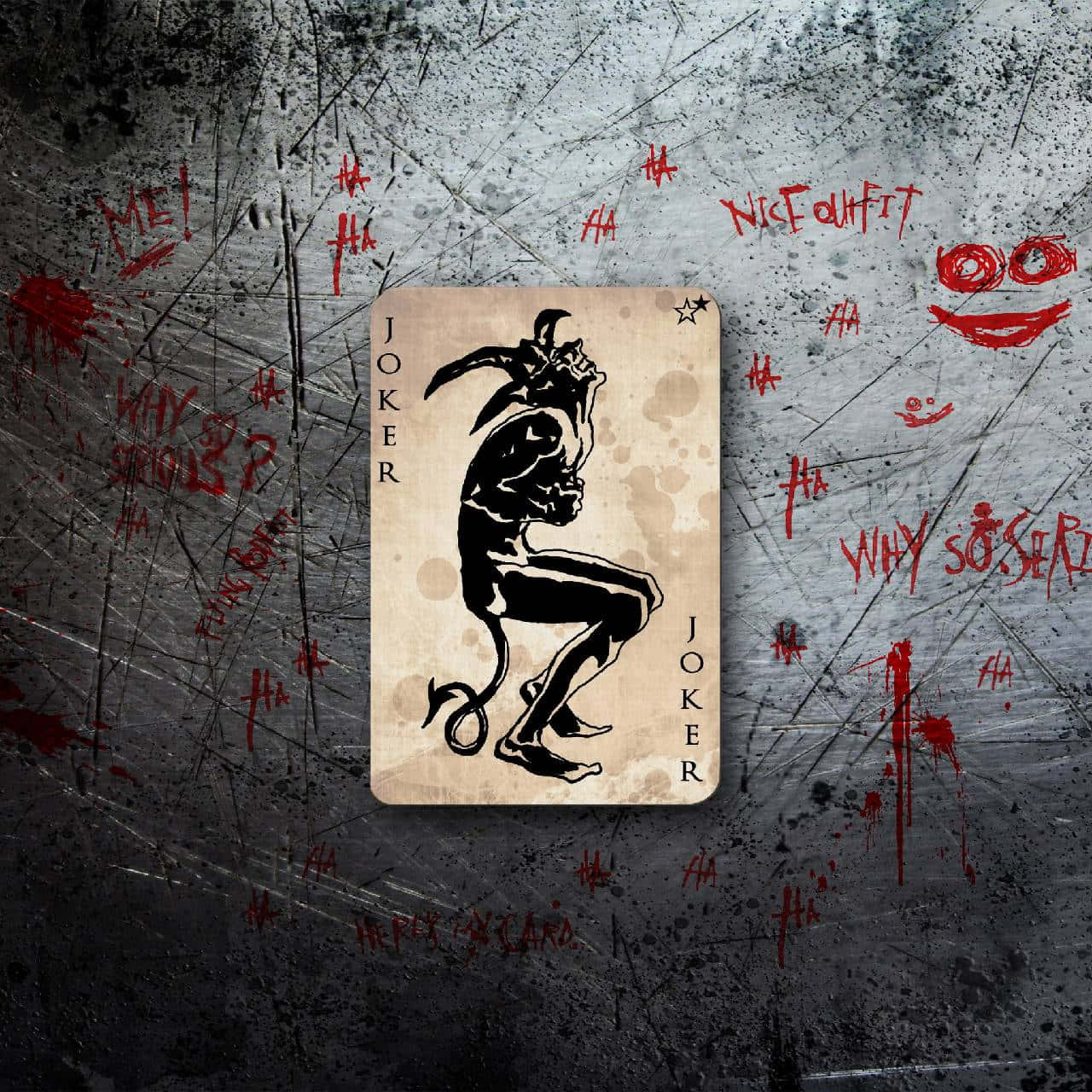 Joker Card 桌布 壁紙 — 一張破舊的小丑牌，上面有黑色魔鬼形象，位於刮傷的灰色牆壁中央，牆上佈滿紅色塗鴉和血跡般的濺點。
