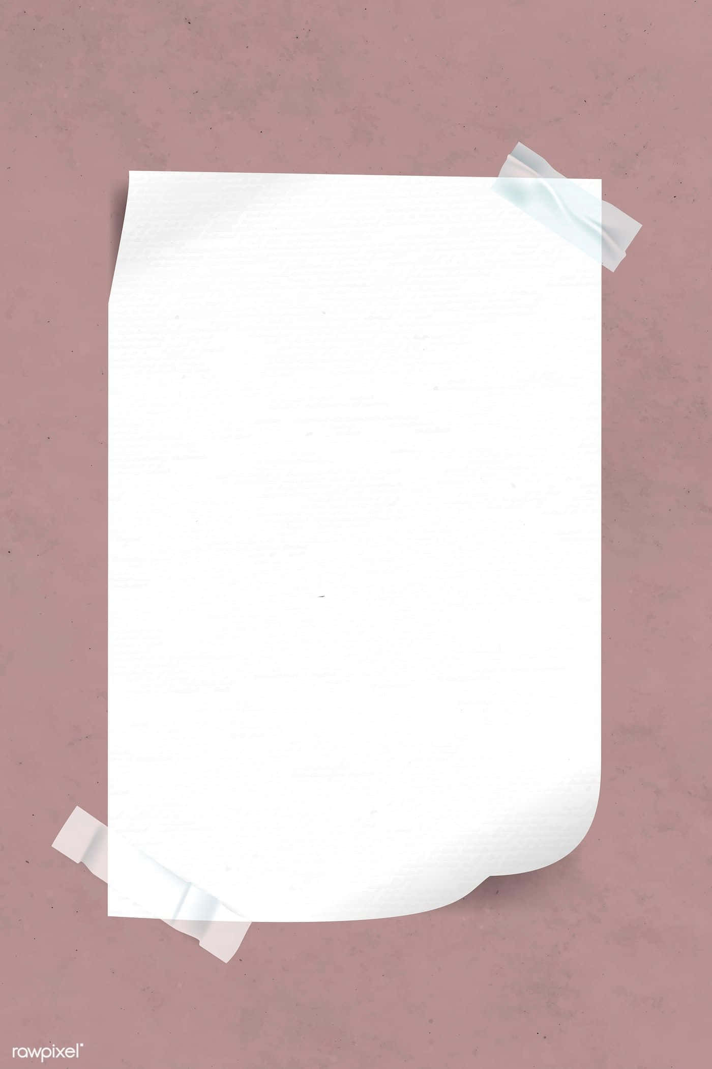 White Paper 桌布 壁紙 — 一張空白白紙用兩條淺藍色膠帶貼在帶紋理的塵粉玫瑰色表面上。