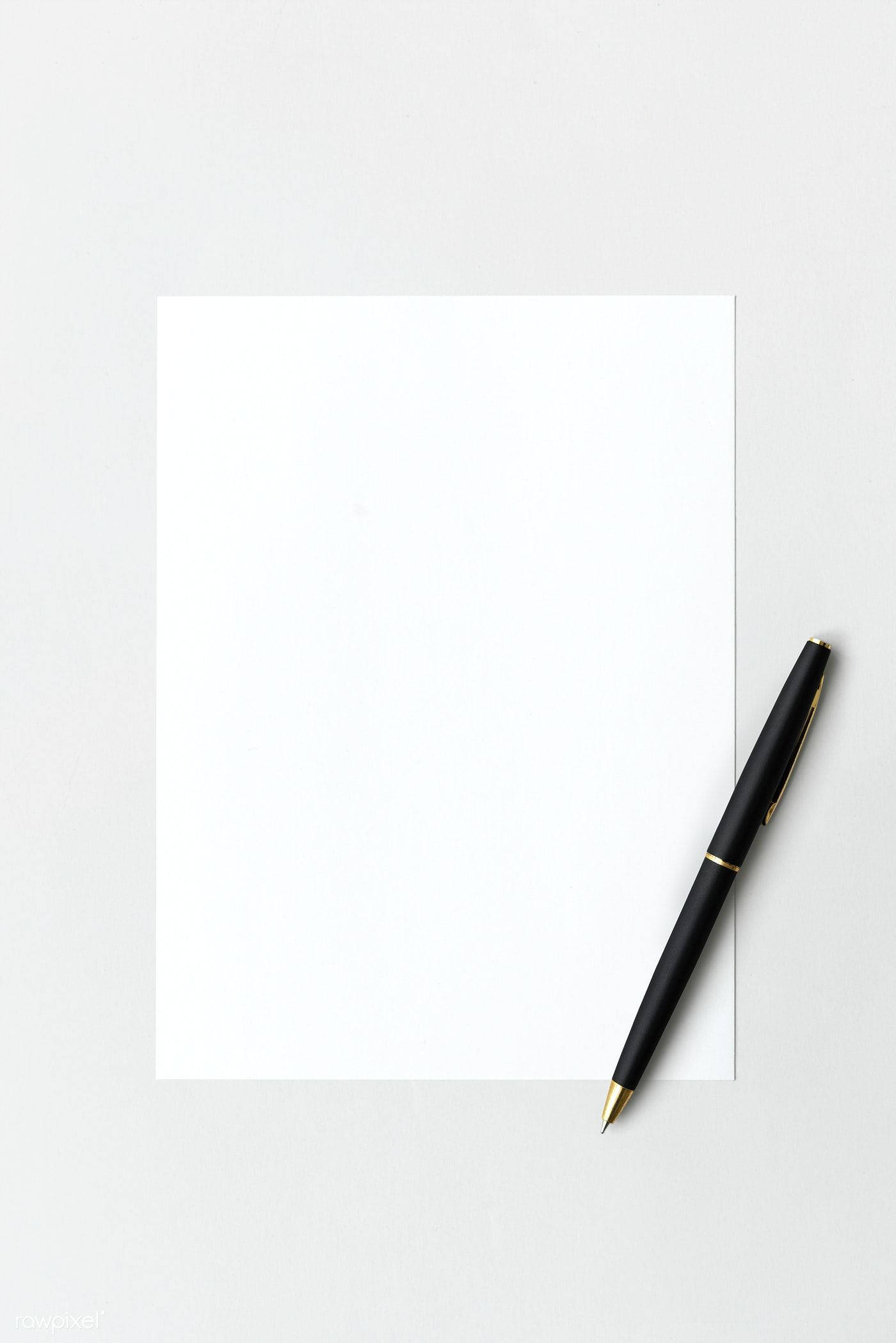 paper 桌布 壁紙 — 一張空白白紙與一支時尚黑色筆並排放置在淺灰色表面上的極簡俯拍照片。