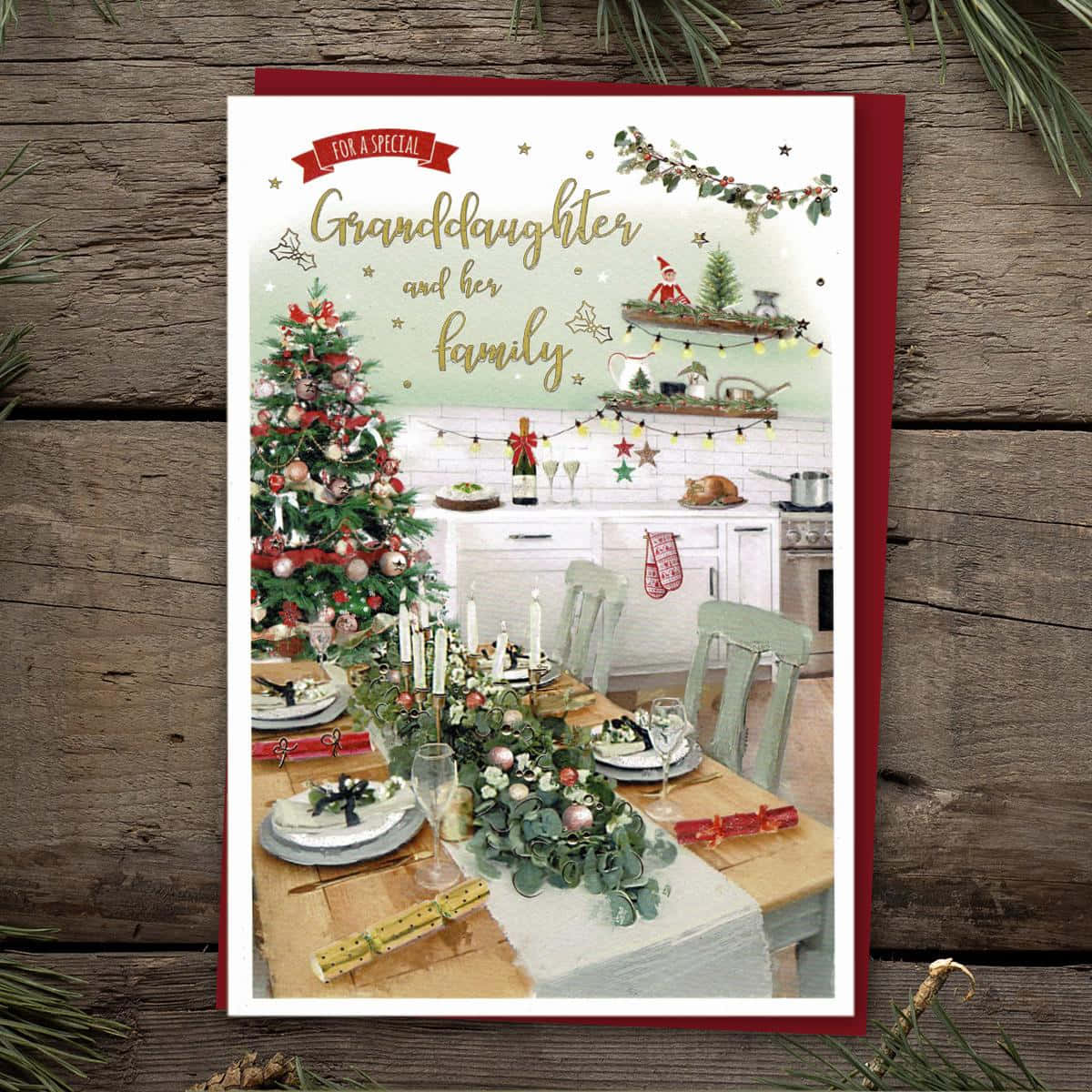 Christmas Card 桌布 壁紙 — 一張節日插圖聖誕卡，展示了一個裝飾好的聖誕樹和節日餐桌，在一個溫馨的廚房裡，有溫暖的燈光和松樹裝飾。
