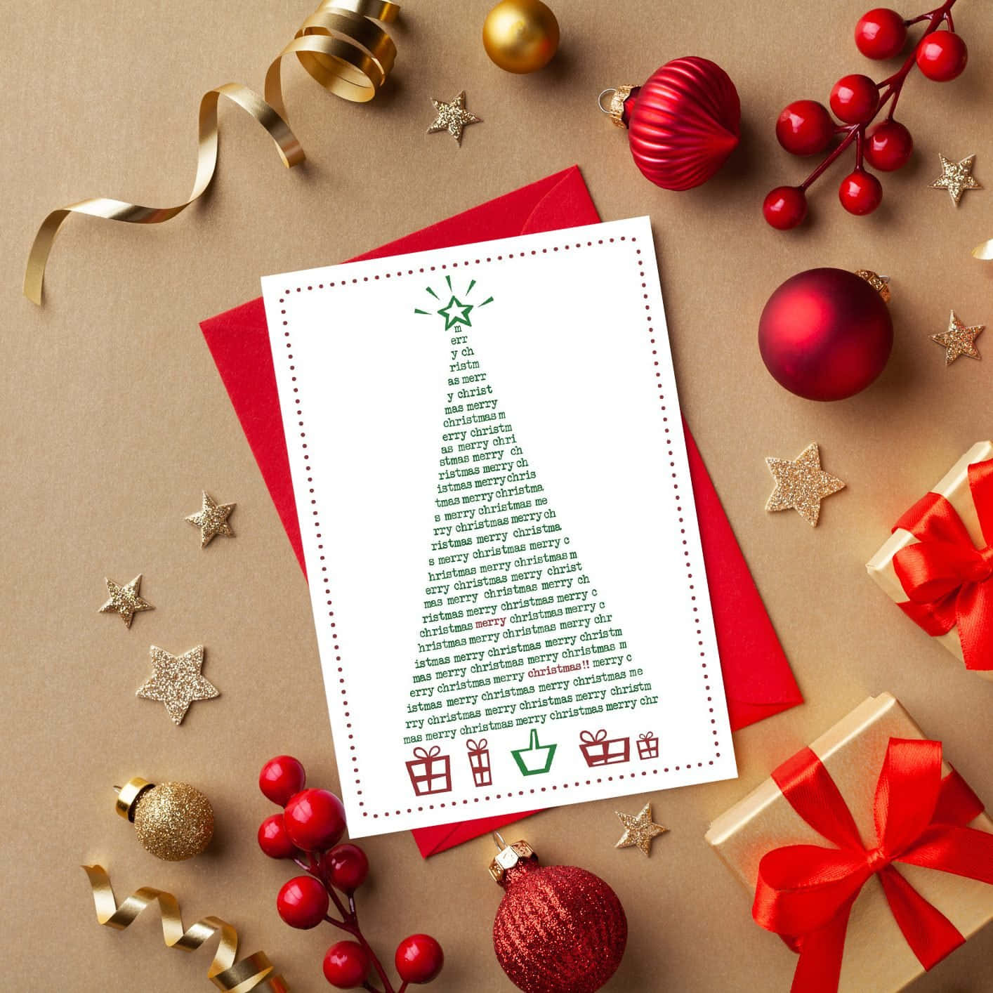 Christmas Card 桌布 壁紙 — 一張節日聖誕卡，上面有一個由重複的「merry christmas」文字組成的樹，放在一個紅色信封上，周圍有紅色裝飾品、金色絲帶和閃亮的星星，在棕色紙上。