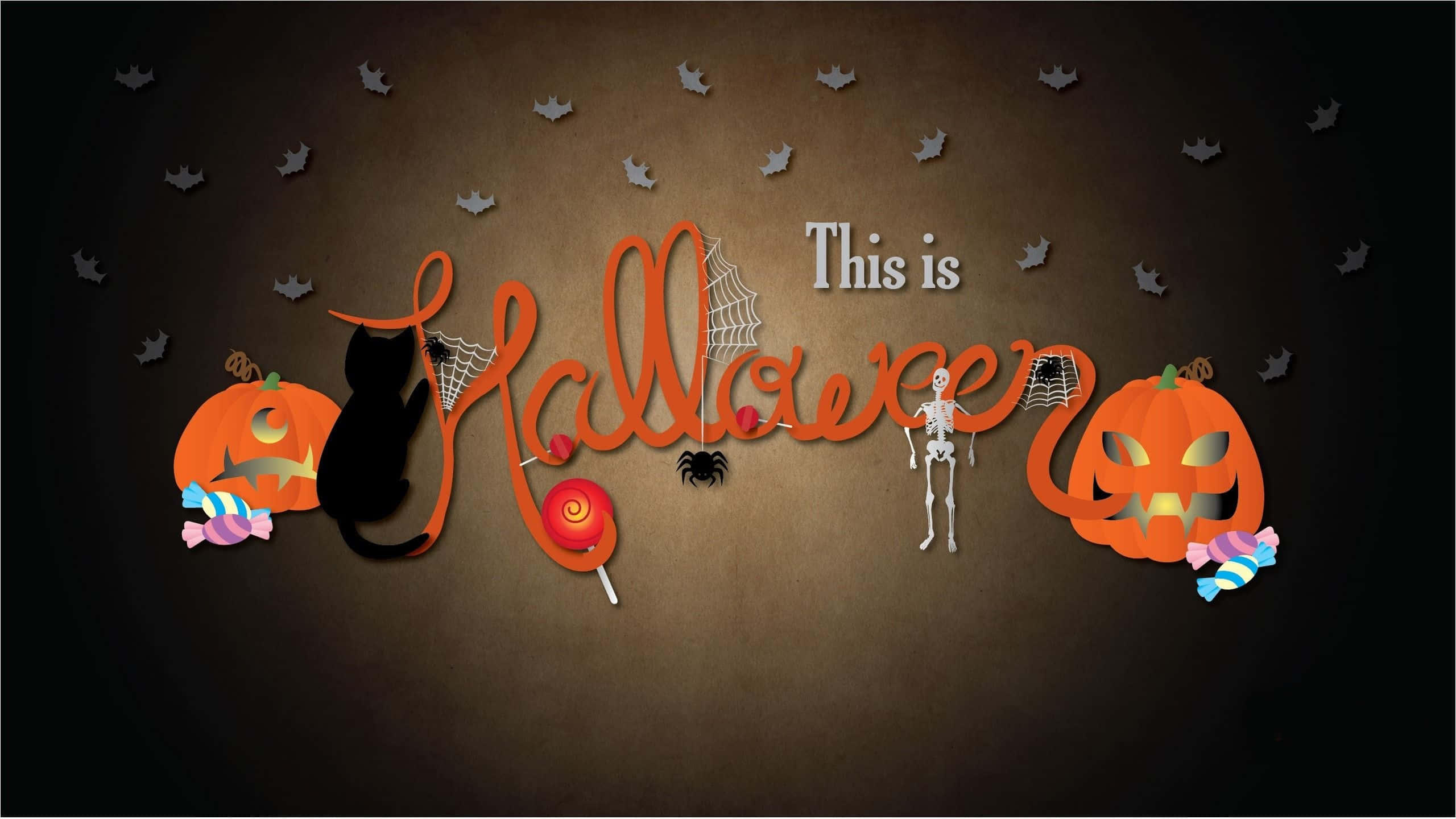 Halloween Laptop 桌布 壁紙 — 一張節日萬聖節桌布，橙色南瓜、糖果、蝙蝠和骷髏在深棕色紋理背景上。