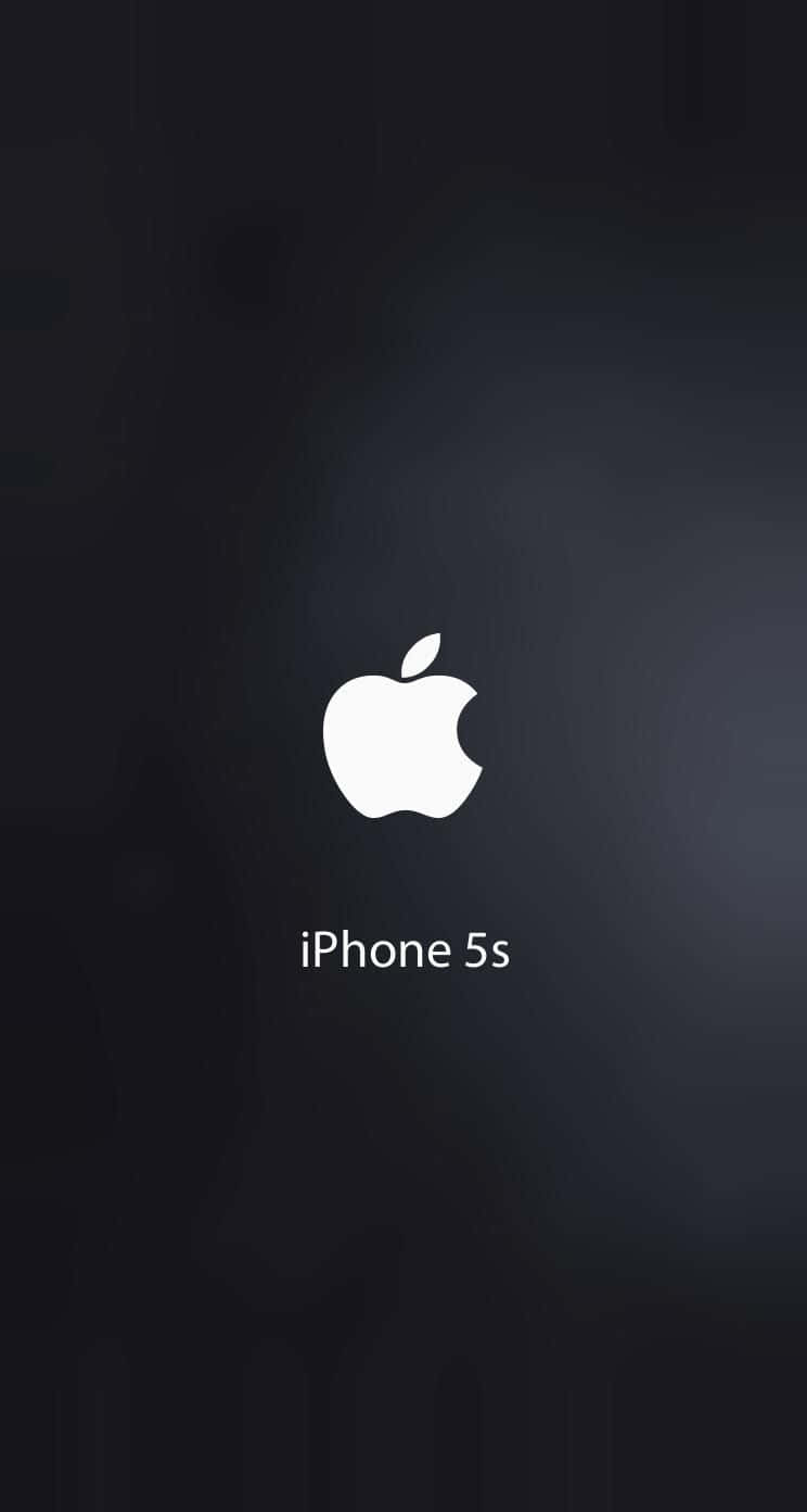 極簡 iPhone 桌布 壁紙 — 一張簡約風格的深色桌布，中央有白色Apple標誌和iPhone 5s文字，背景為黑色漸變。