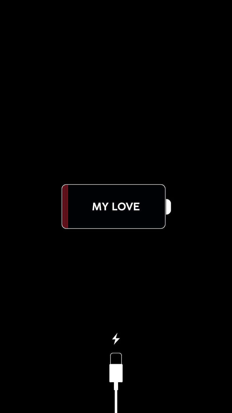 Funny Love 桌布 壁紙 — 一張簡約黑色桌布顯示一個正在充電的電池，標有「my love」，下方有一個閃電插頭。