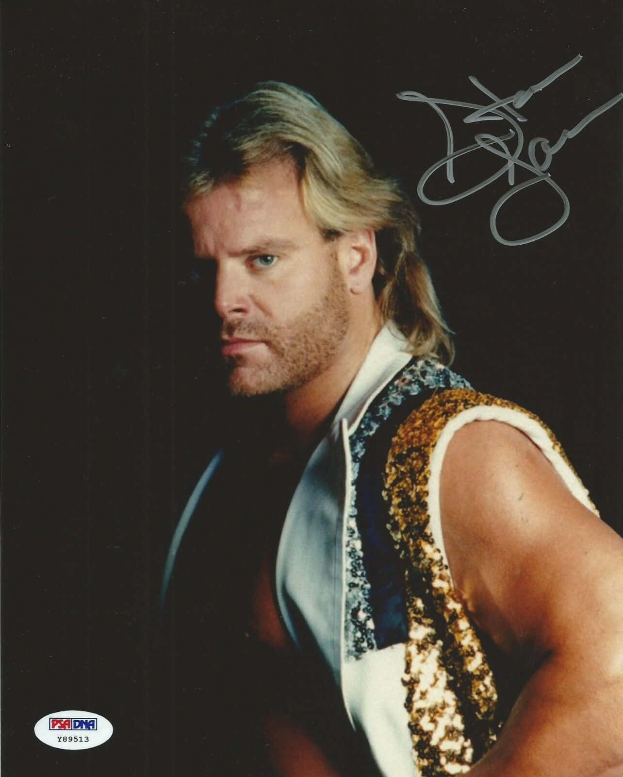 摔角 桌布 壁紙 — 一張簽名照片，摔角手 Bret Hart 穿著亮片背心，背景為深色。