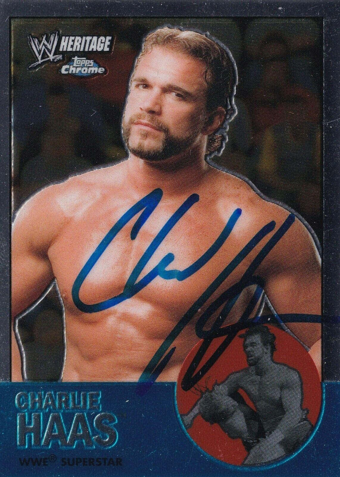 WWE 桌布 壁紙 — 一張簽名版WWE Heritage Topps Chrome球星卡，摔角手Charlie Haas胸前有醒目的藍色簽名。