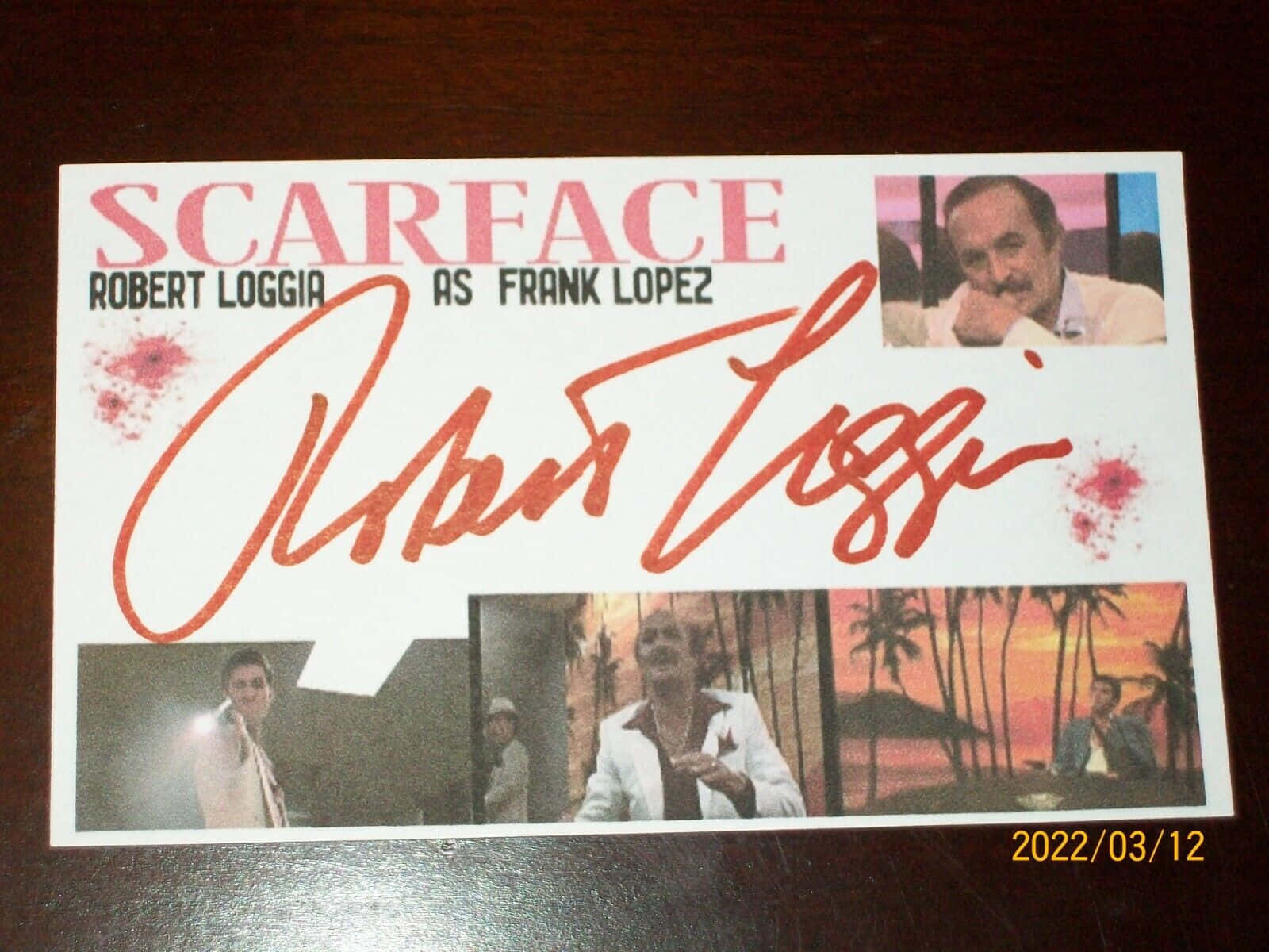 疤面煞星 桌布 壁紙 — 一張簽名的 Scarface 電影卡， featuring Robert Loggia 飾演 Frank Lopez，有電影劇照和一個粗體紅色簽名。