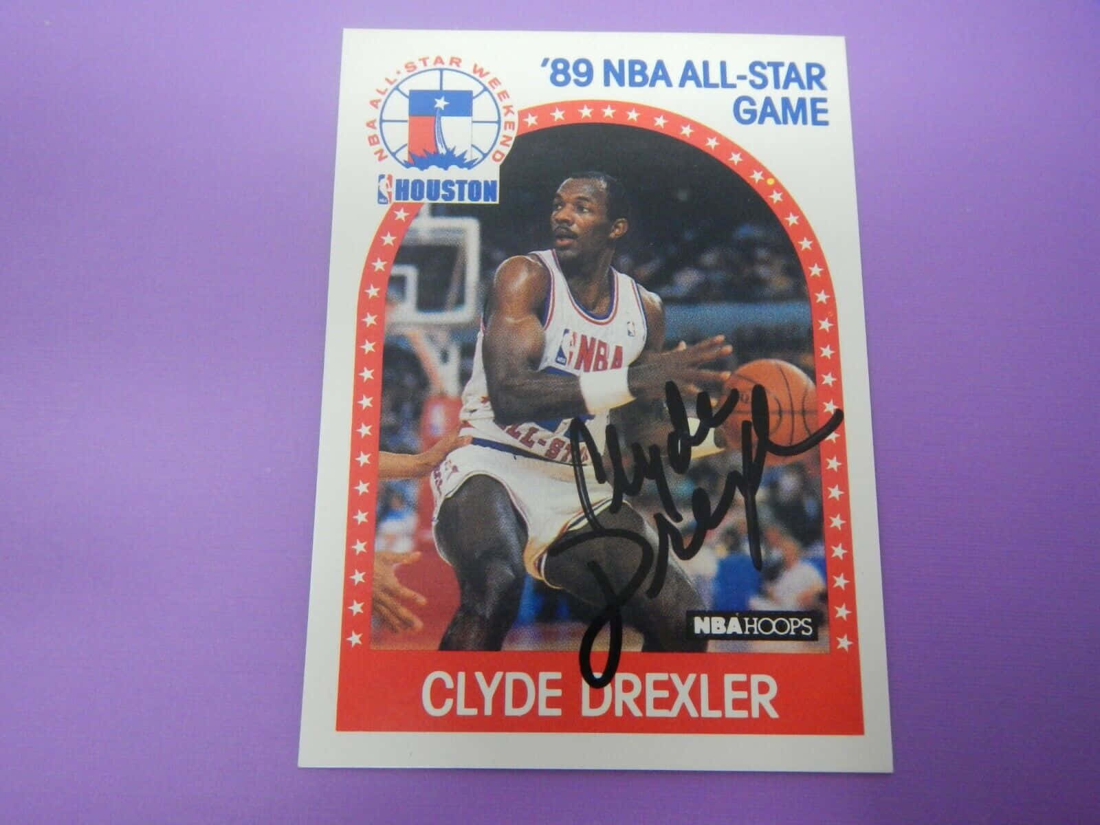 籃球 桌布 壁紙 — 一張簽名的1989年NBA全明星賽交易卡，展示Clyde Drexler在紫色背景前的動作。