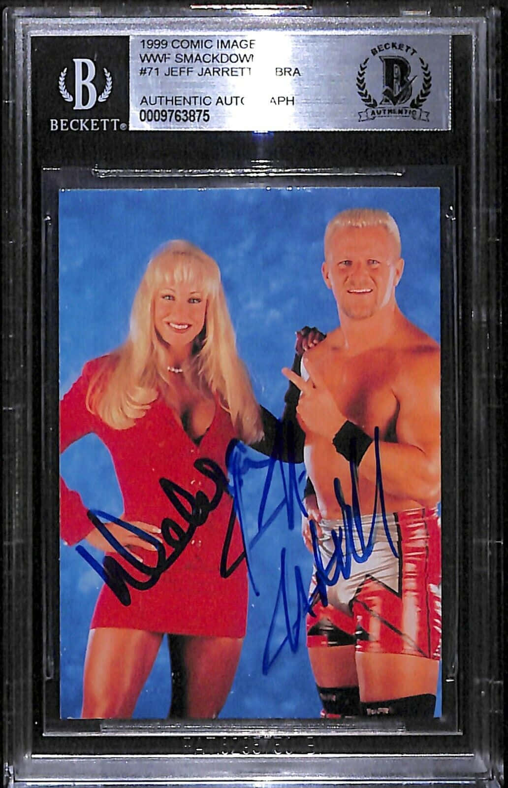 運動 桌布 壁紙 — 一張簽名的1999年WWF SmackDown! 集換式卡牌，上面有Jeff Jarrett和一個穿紅色衣服的金髮女人在藍色背景前擺姿勢。
