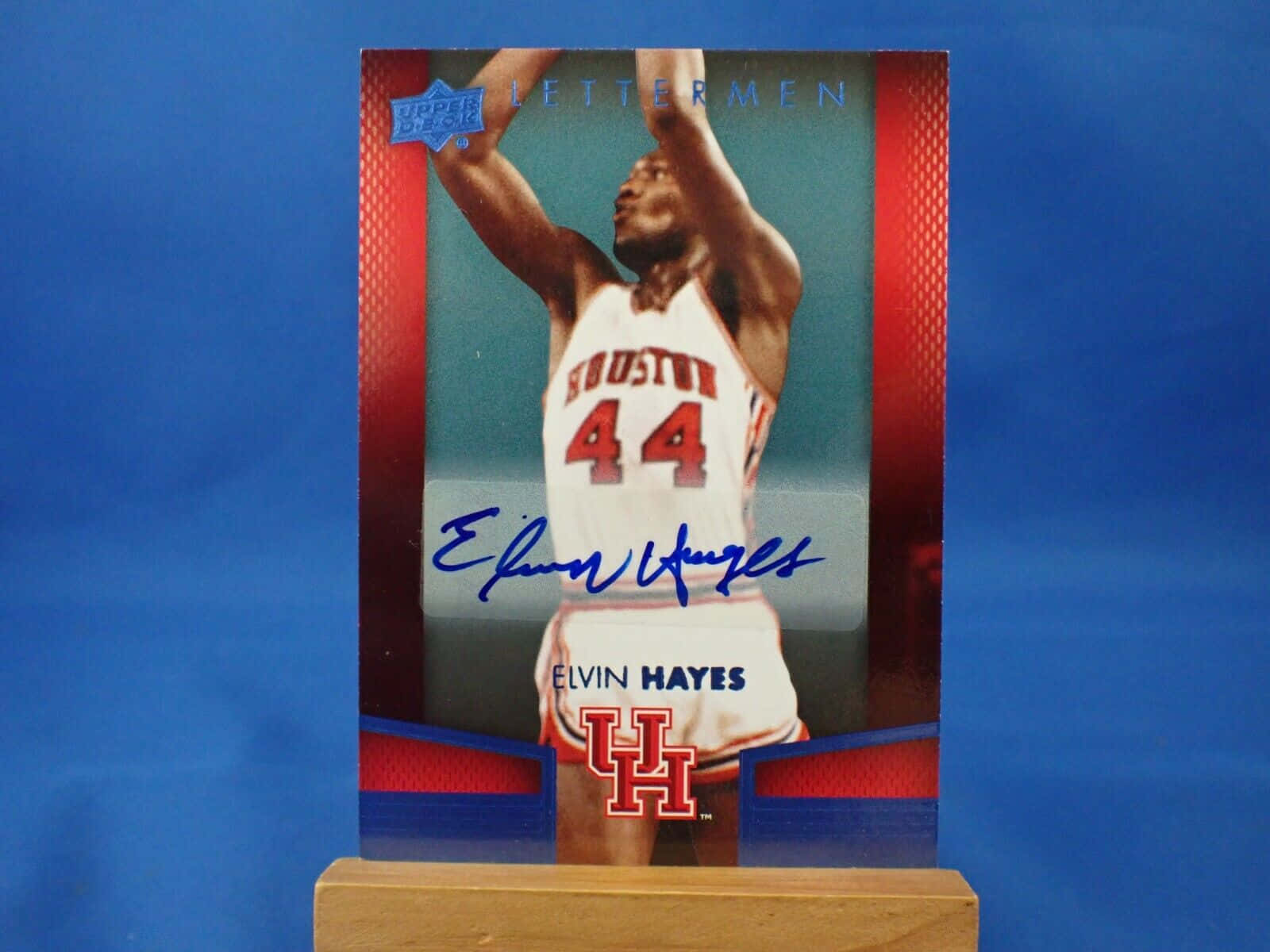 簽名的Elvin Hayes休士頓美洲獅籃球交易卡在木製展示架上。 — NBA 壁紙