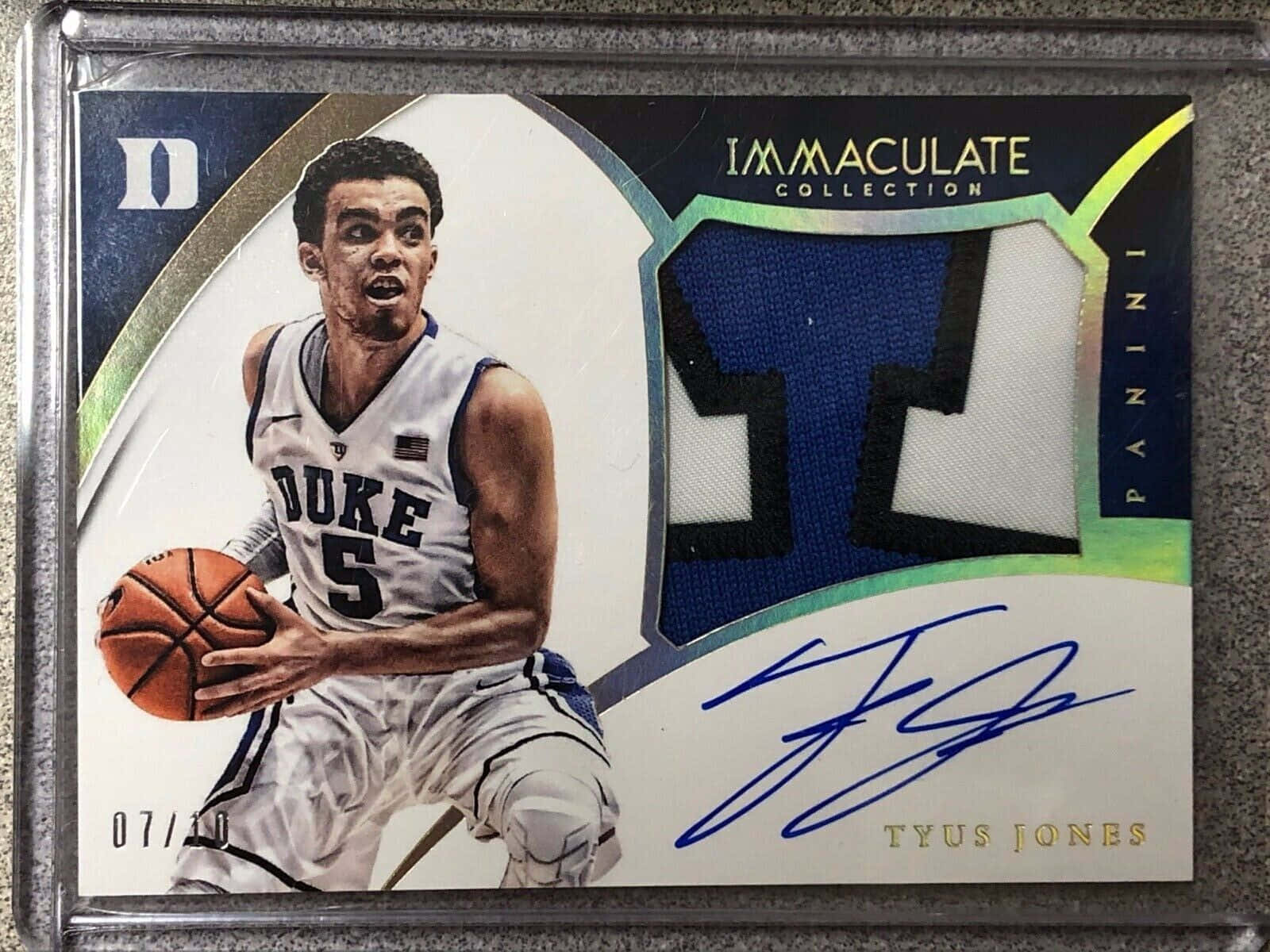 Man 桌布 壁紙 — 一張簽名的Panini籃球交換卡，Tyus Jones穿著Duke球衣，拿著一個有球衣補丁的球。