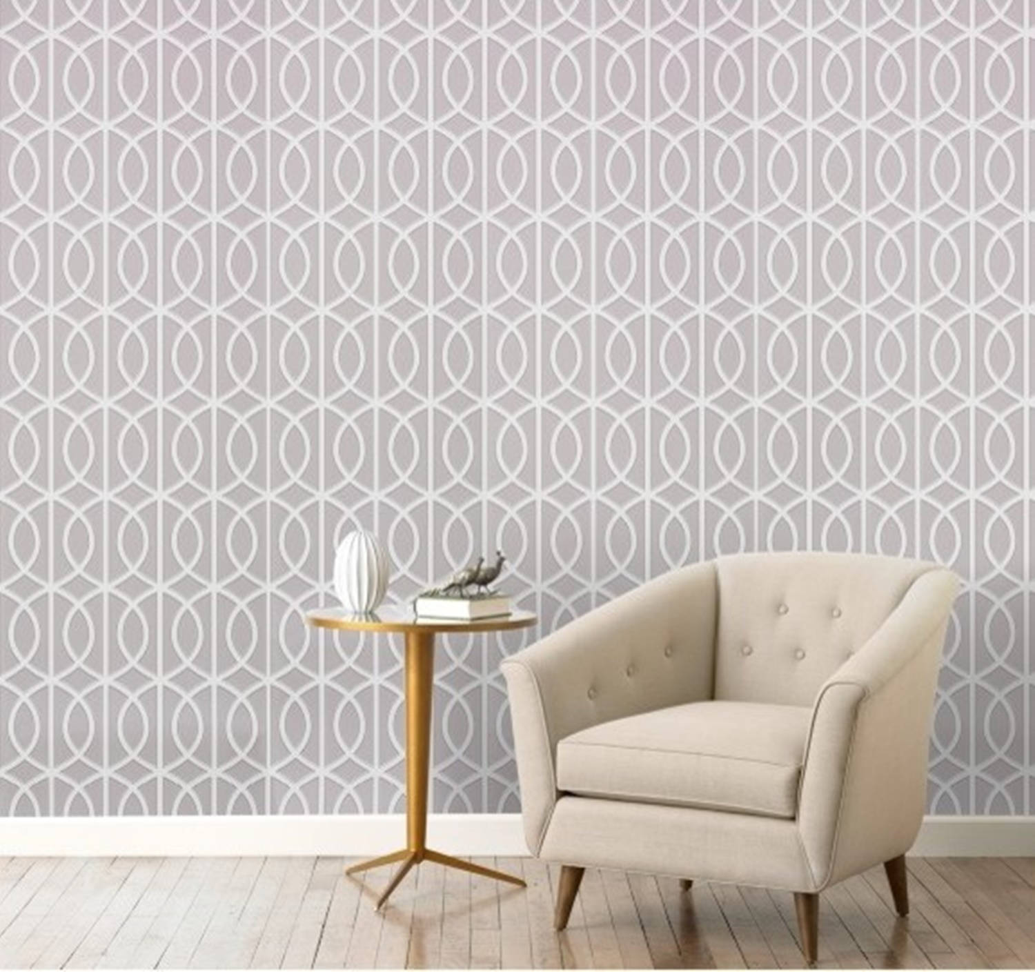 Interior Design 桌布 壁紙 — 一張米色簇絨扶手椅放在木製邊桌旁邊，靠著帶有重複白色幾何橢圓圖案的牆紙牆。
