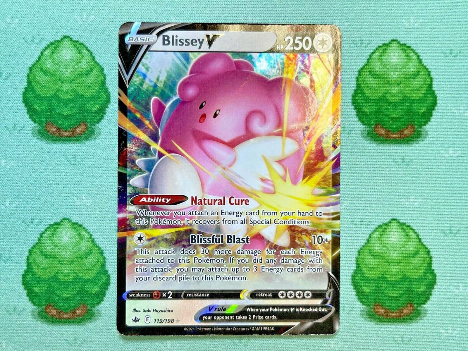 藝術 桌布 壁紙 — 一張粉紅色的Blissey V寶可夢卡，帶有發光的能量爆發，被像素化的綠色樹木包圍，背景為青綠色。