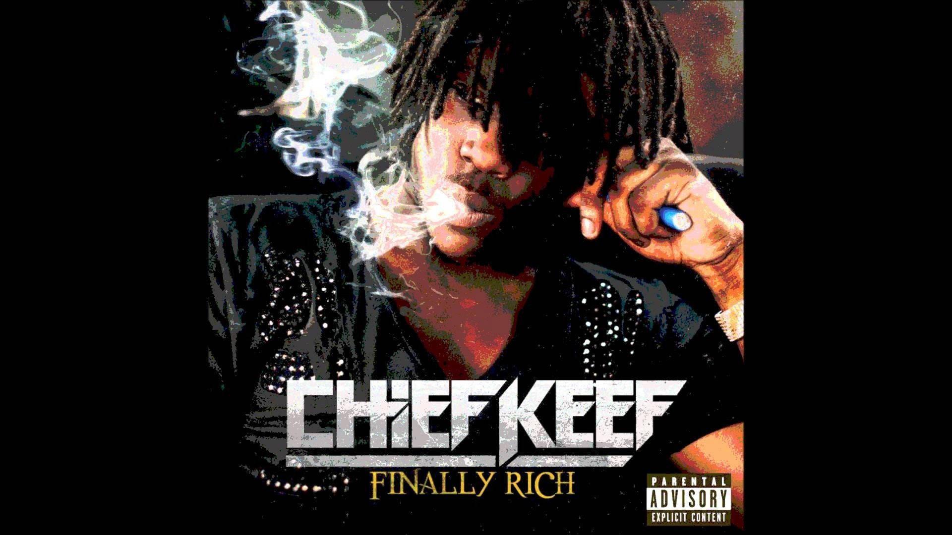 Chief Keef 桌布 壁紙 — 一張粗獷的肖像，Chief Keef 在黑暗背景下手持發光藍色電子煙筆呼出煙霧。