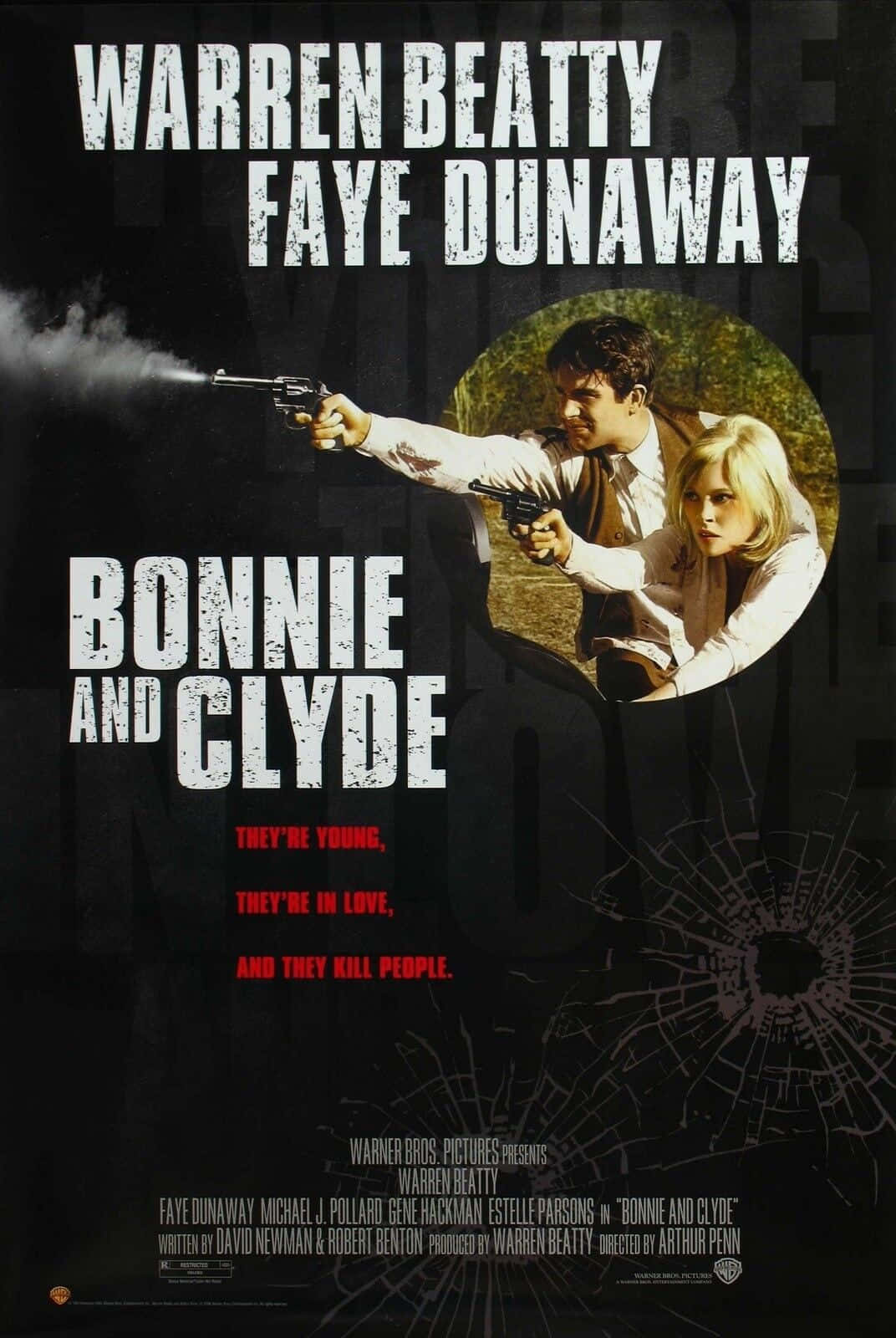 Bonnie And Clyde 桌布 壁紙 — 一張粗獷的電影海報顯示邦妮和克萊德在黑暗背景下用槍瞄準，帶有煙霧和碎玻璃效果。