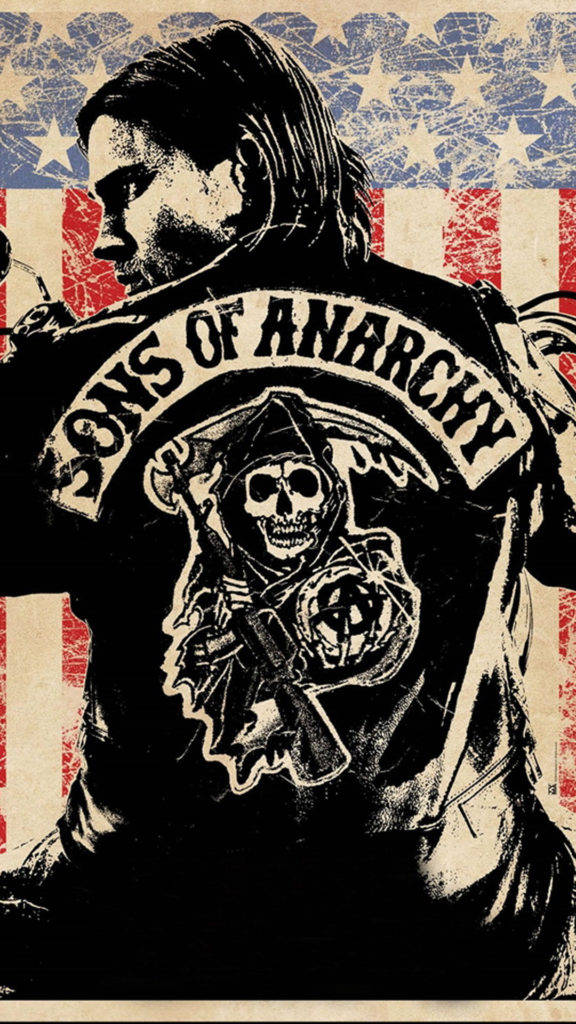 S5 桌布 壁紙 — 一張粗獷風格的海報，一名男子穿著 Sons of Anarchy 皮夾克，背景是磨損的美國國旗。
