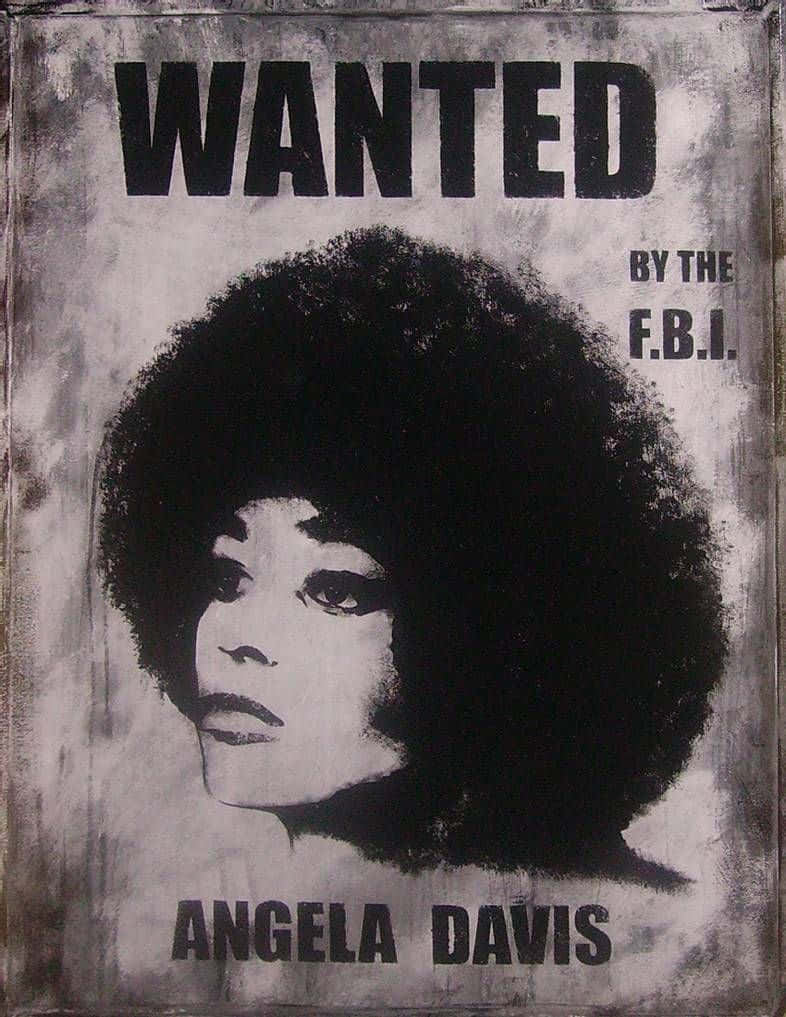 Black Panther Party 桌布 壁紙 — 一張粗糙的復古通緝海報，展示安吉拉·戴維斯（Angela Davis）帶有鮮明的非洲式爆炸頭，背景是風化質感的紋理。
