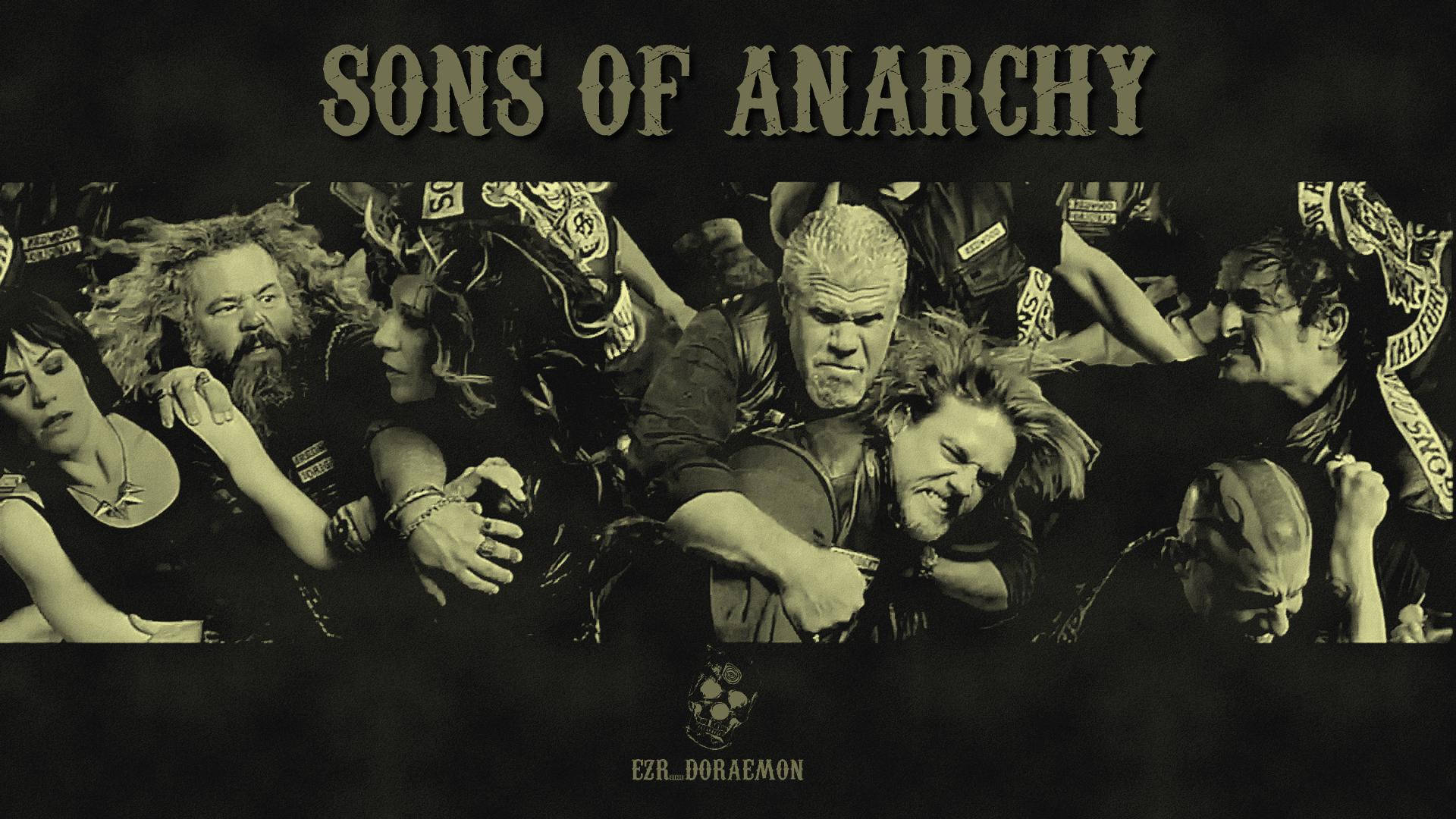 Sons Of Anarchy 桌布 壁紙 — 一張粗糙的棕褐色調拼貼畫，描繪《飆風不歸路》角色穿著皮背心和刺青，擺出強烈的姿勢。
