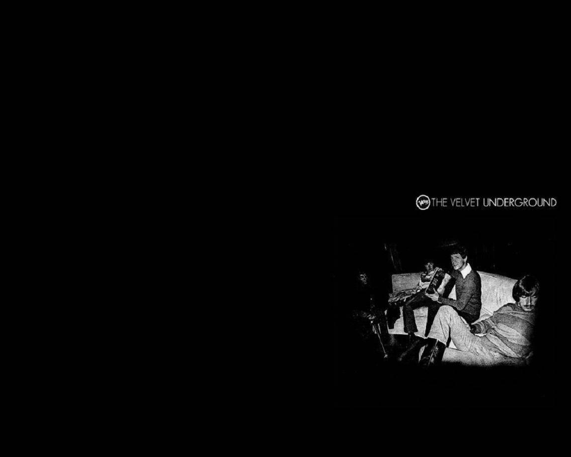 band 桌布 壁紙 — 一張粗糙的黑白照片顯示三個人坐在沙發上，幾乎一片漆黑，角落有「THE VELVET UNDERGROUND」文字。