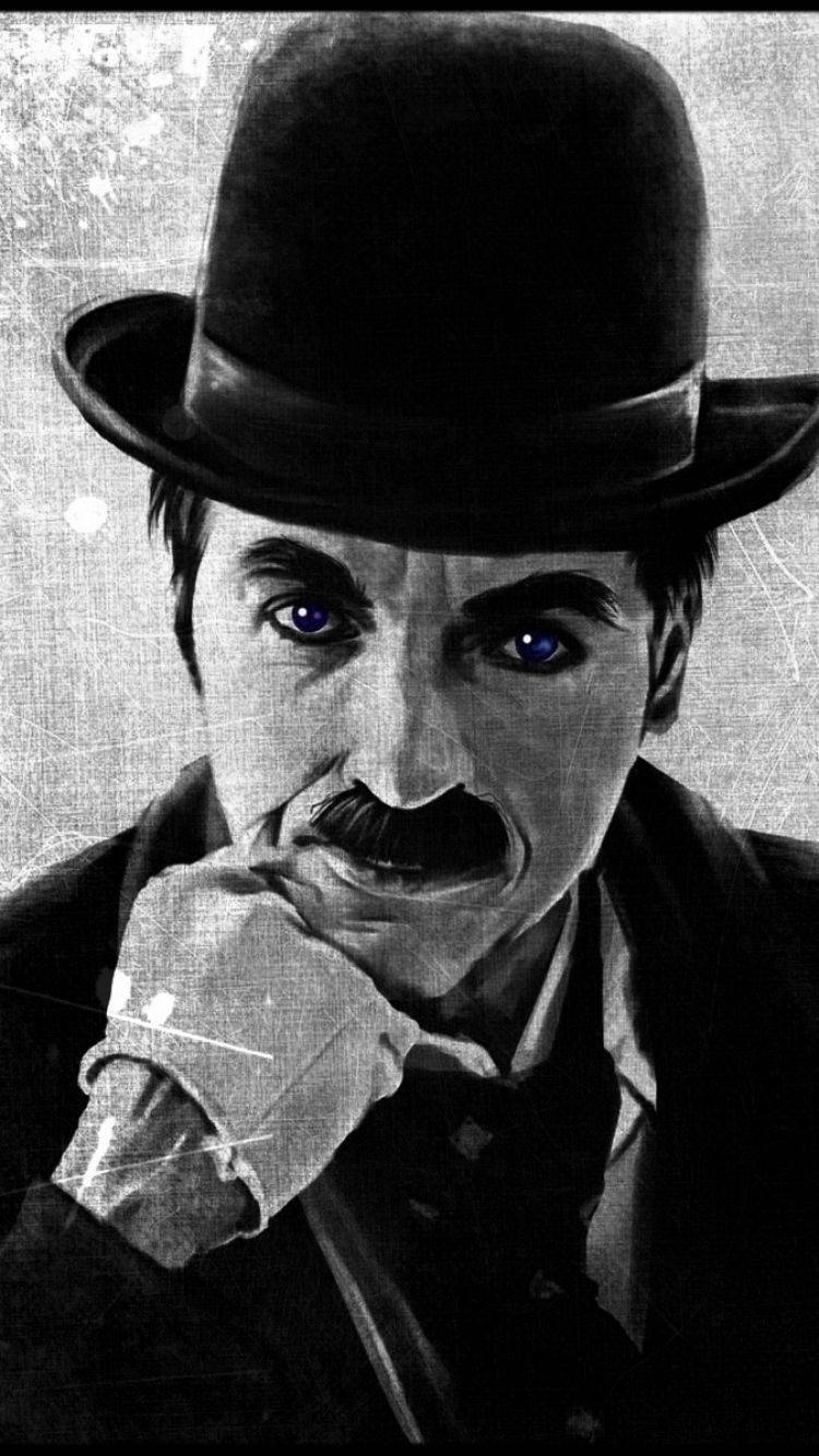 Chaplin 桌布 壁紙 — 一張粗糙的黑白肖像，一名戴著圓頂禮帽和鬍子的男人，擁有引人注目的藍色眼睛，凝視著。
