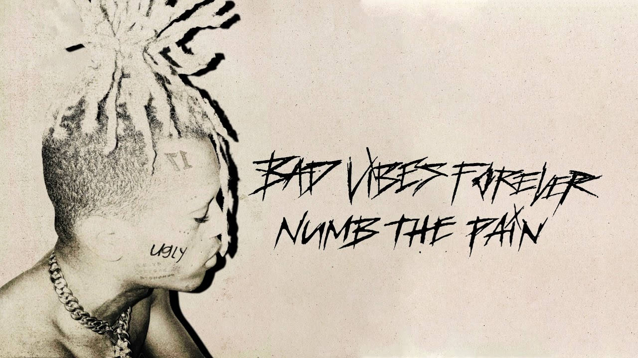 酷酷的xxxtentacion 桌布 壁紙 — 一張粗糙的黑白肖像，人物留著辮子頭和刺青，低頭看著旁邊粗體塗鴉風格文字。