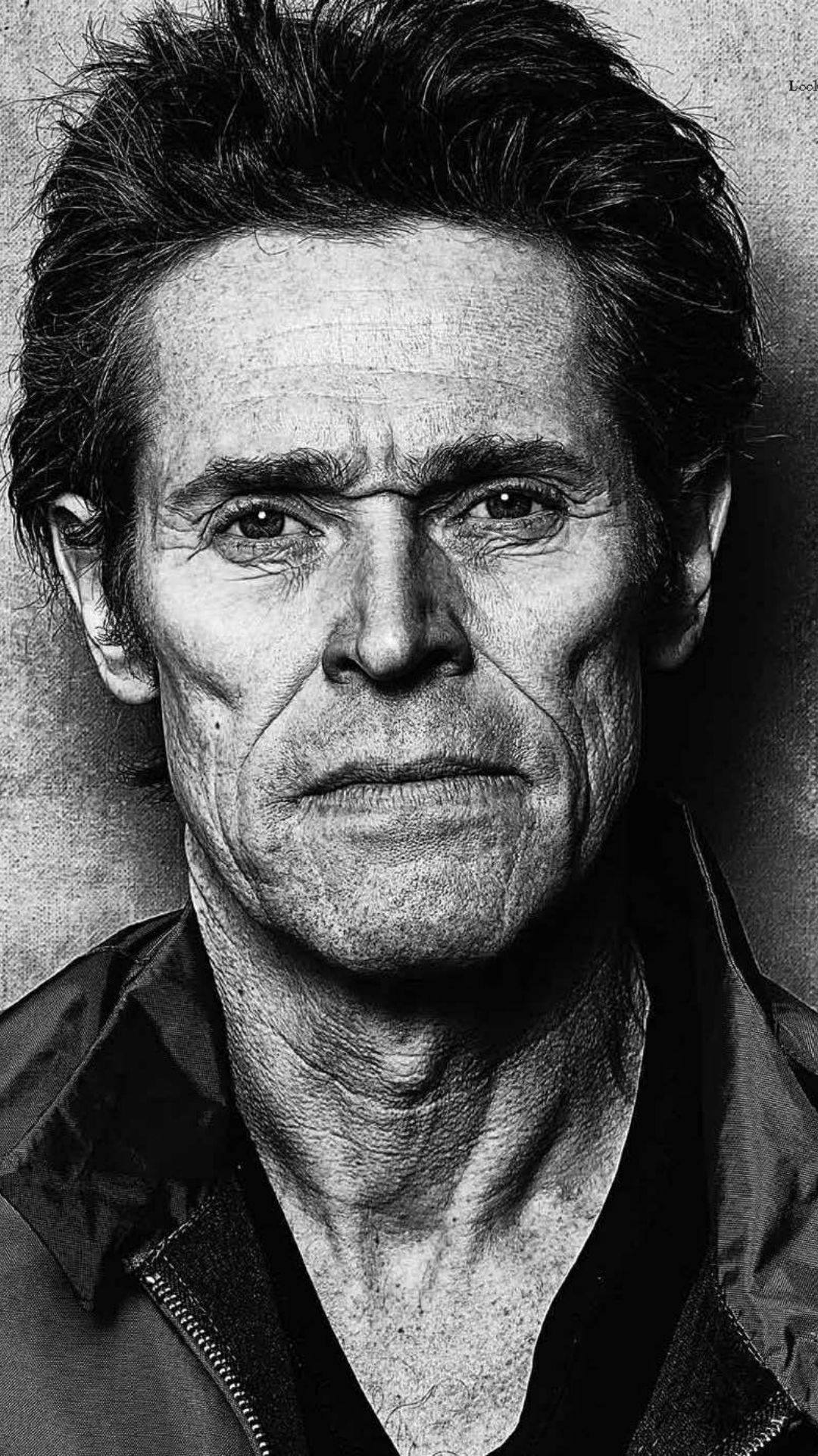 Willem Dafoe 桌布 壁紙 — 一張粗糙的黑白肖像，描繪一個飽經風霜的男人，眼神銳利，皮膚粗糙，直視觀眾。